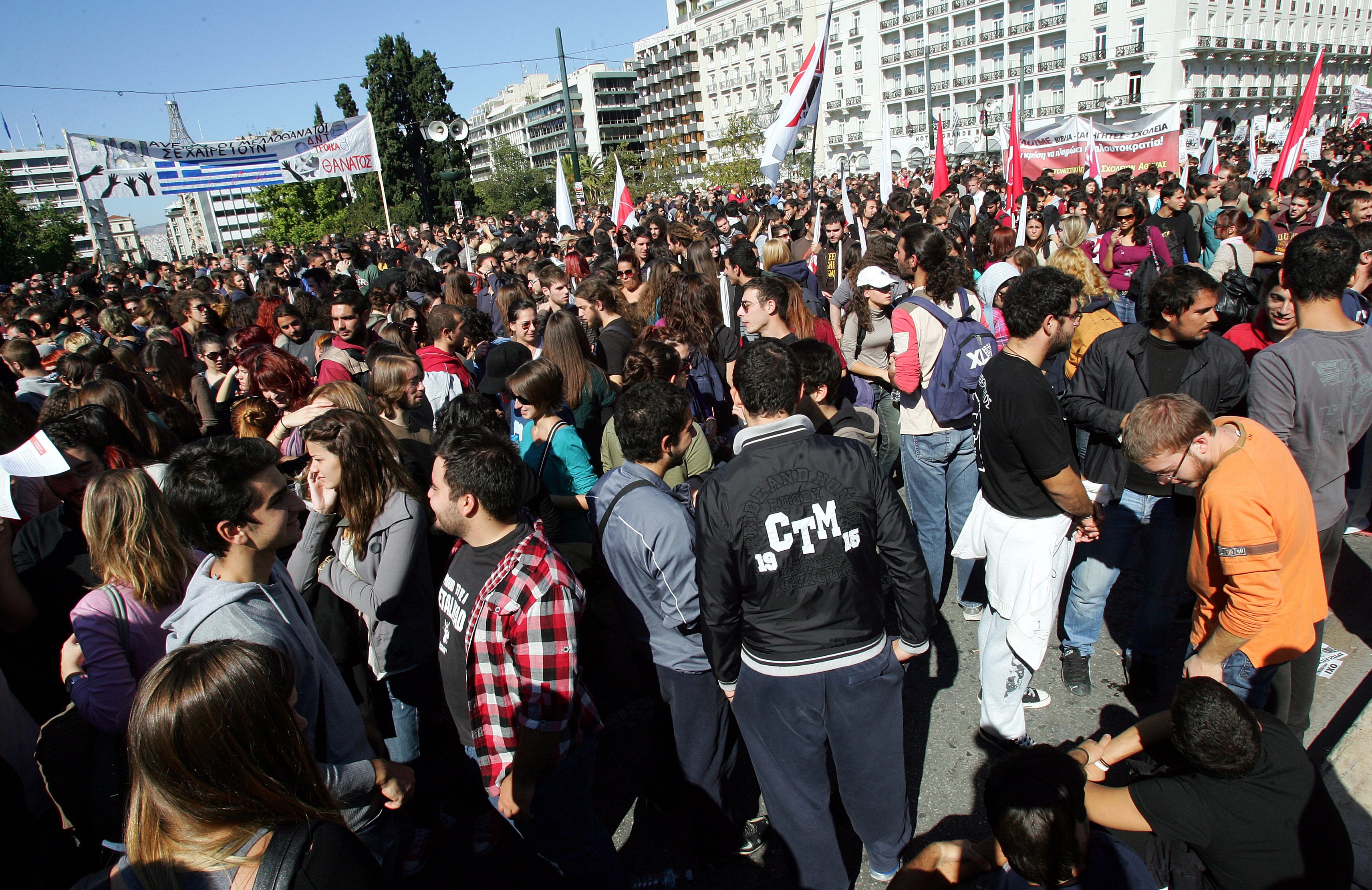 Според властите, протестиращите в Атина са около 70 000 души