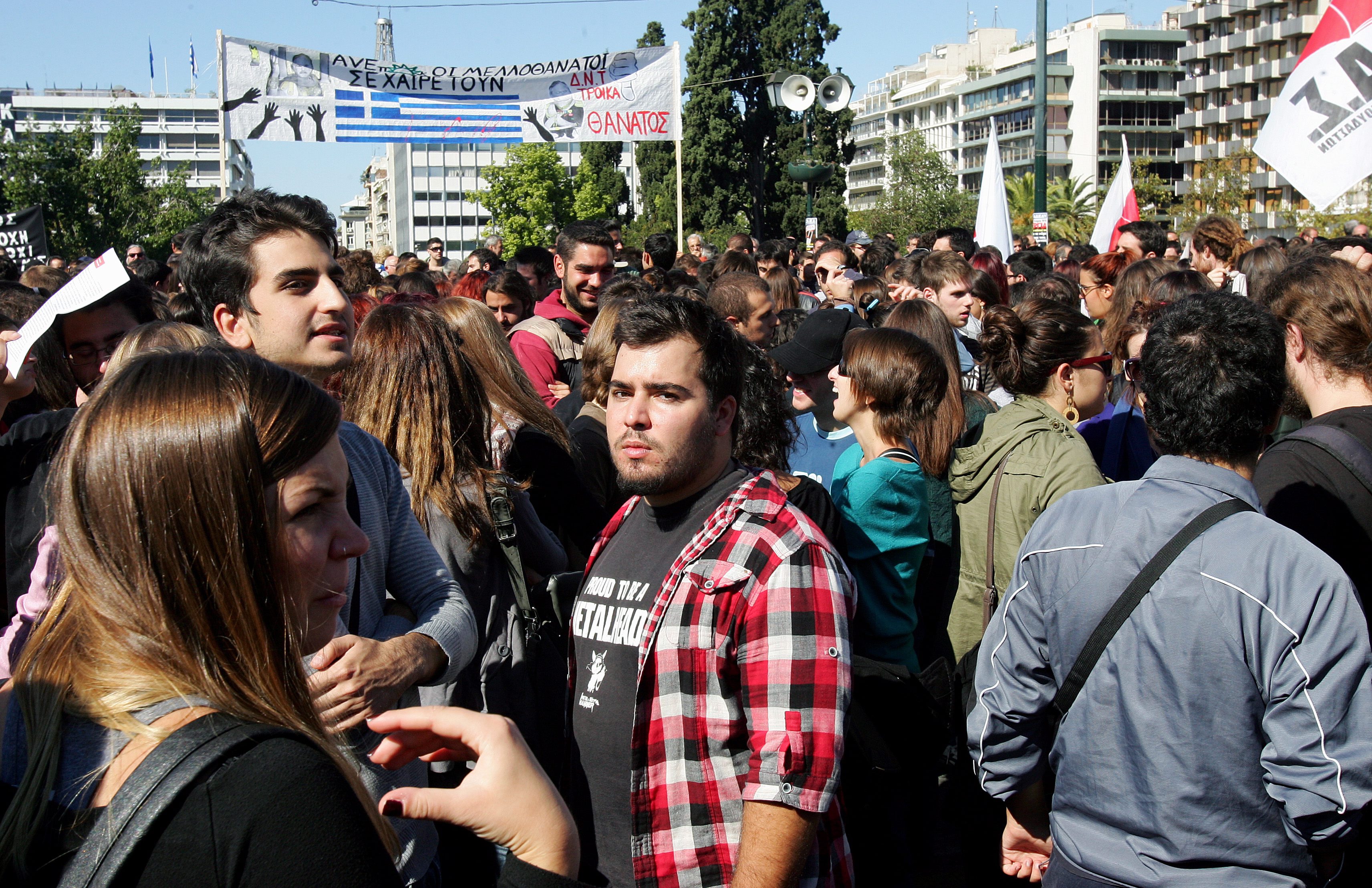 Над 70 000 се събраха на площада пред гръцкия парламент
