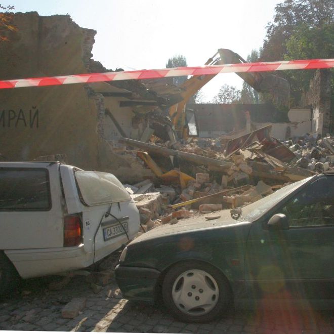 Стена се срути и потроши 7 коли в София