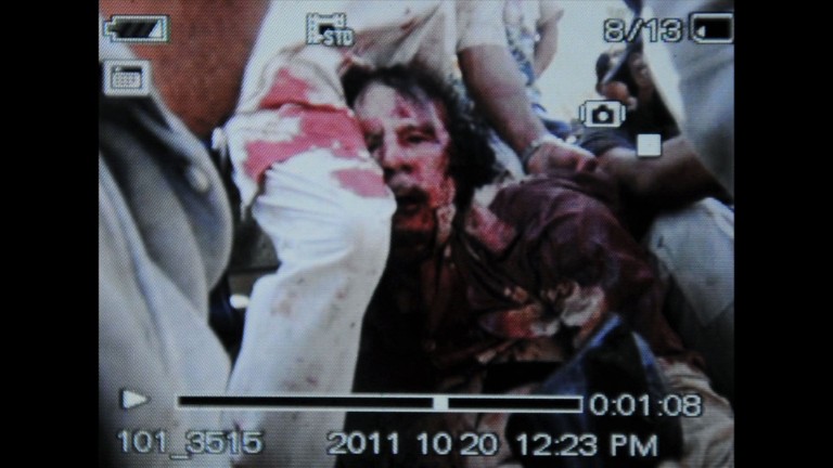 Франс прес разпространи снимка от мобилен телефон на ранения при пленяването Муамар Кадафи