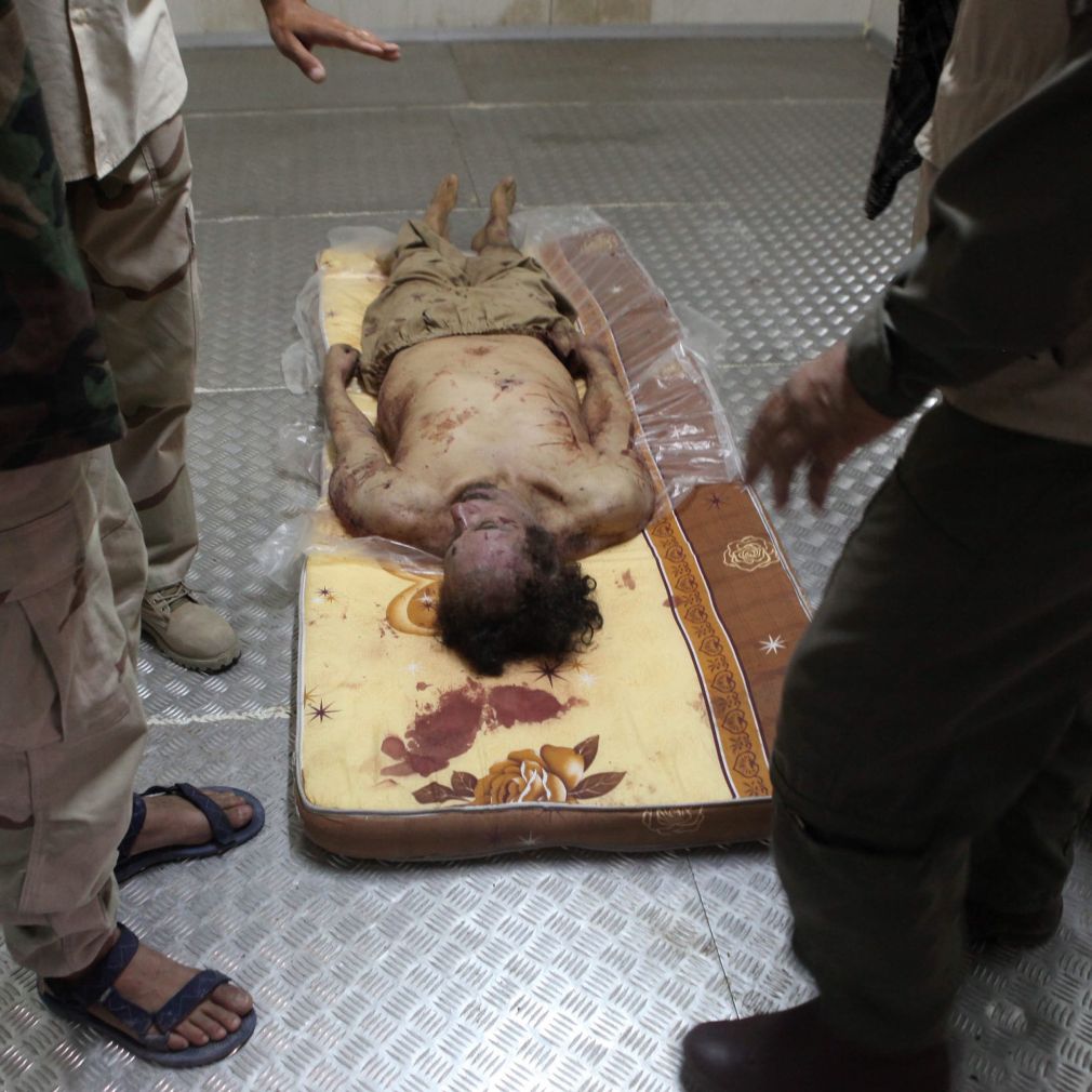 Погребаха Кадафи тайно, взрив уби над 100 души в Сирт