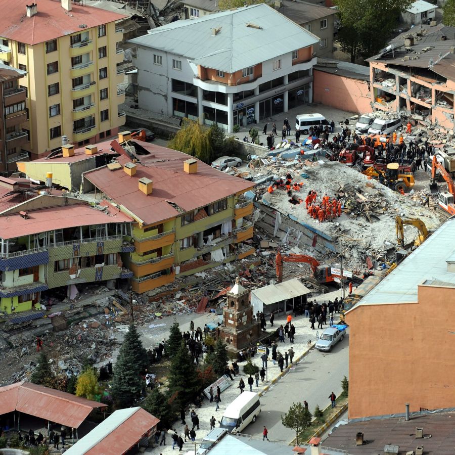 Мародери грабят помощи в бедстващи турски райони