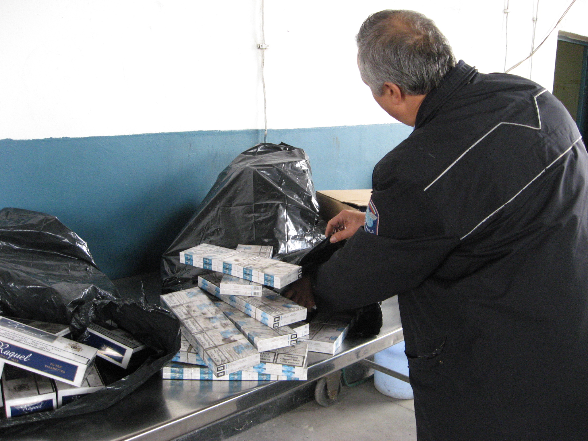 Митничари зaдържаха три микробуса с 1,5 млн. цигари в куфари
