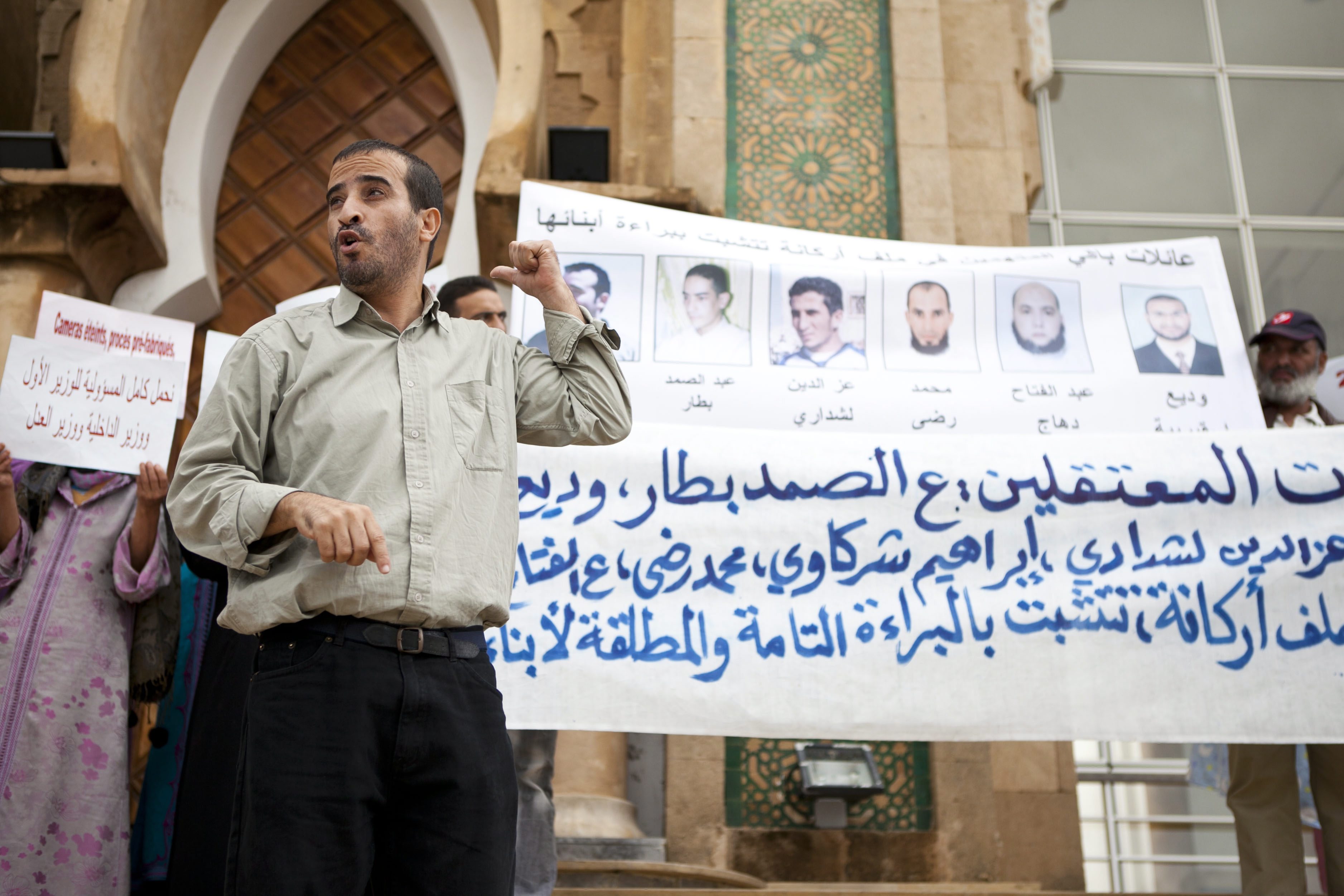 Роднини на жертвите от атентата в Маракеш пред сградата на съда