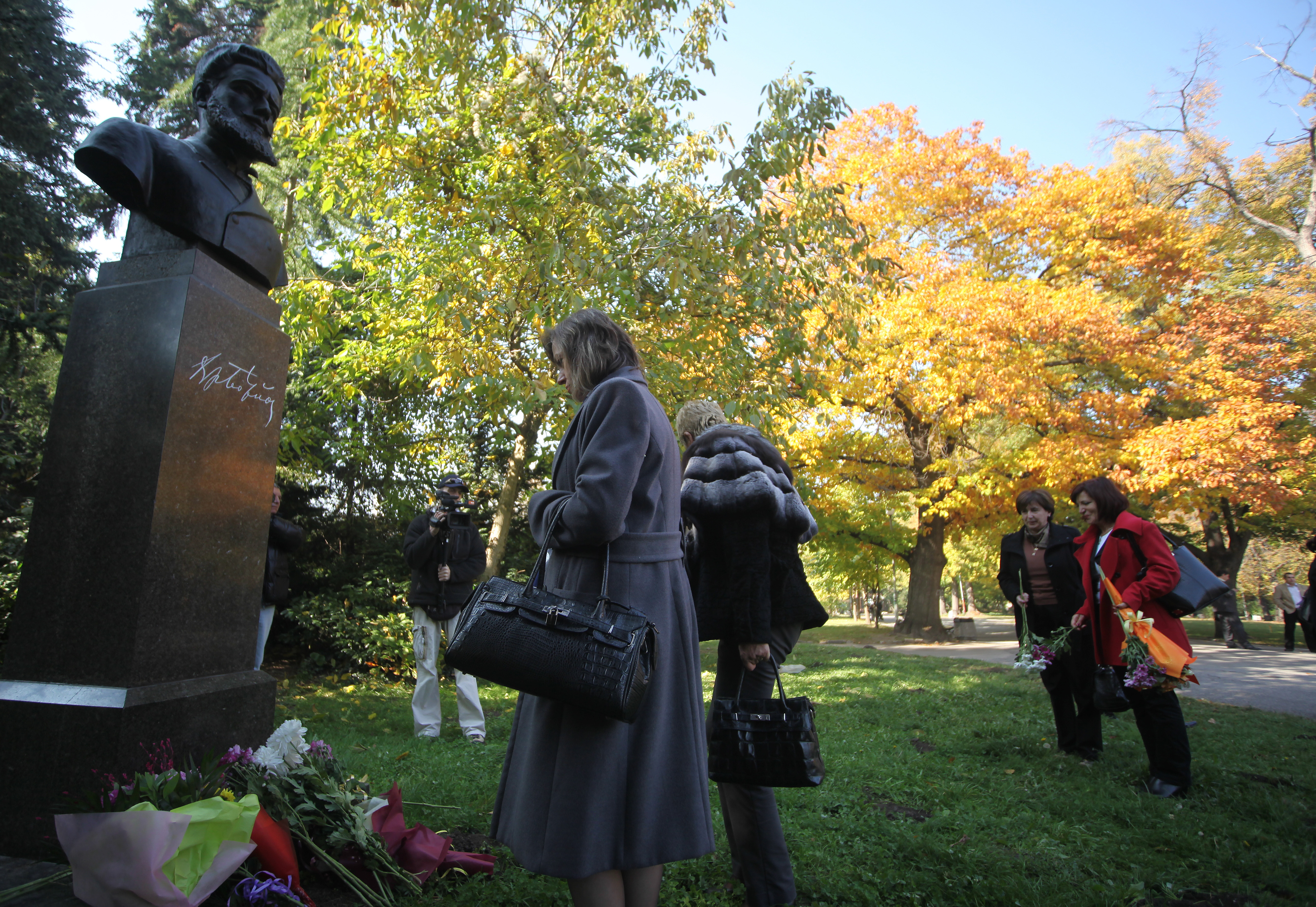 Десетки поднесоха цветя на Алеята на класиците в Борисовата градина – по повод Деня на народните будители
