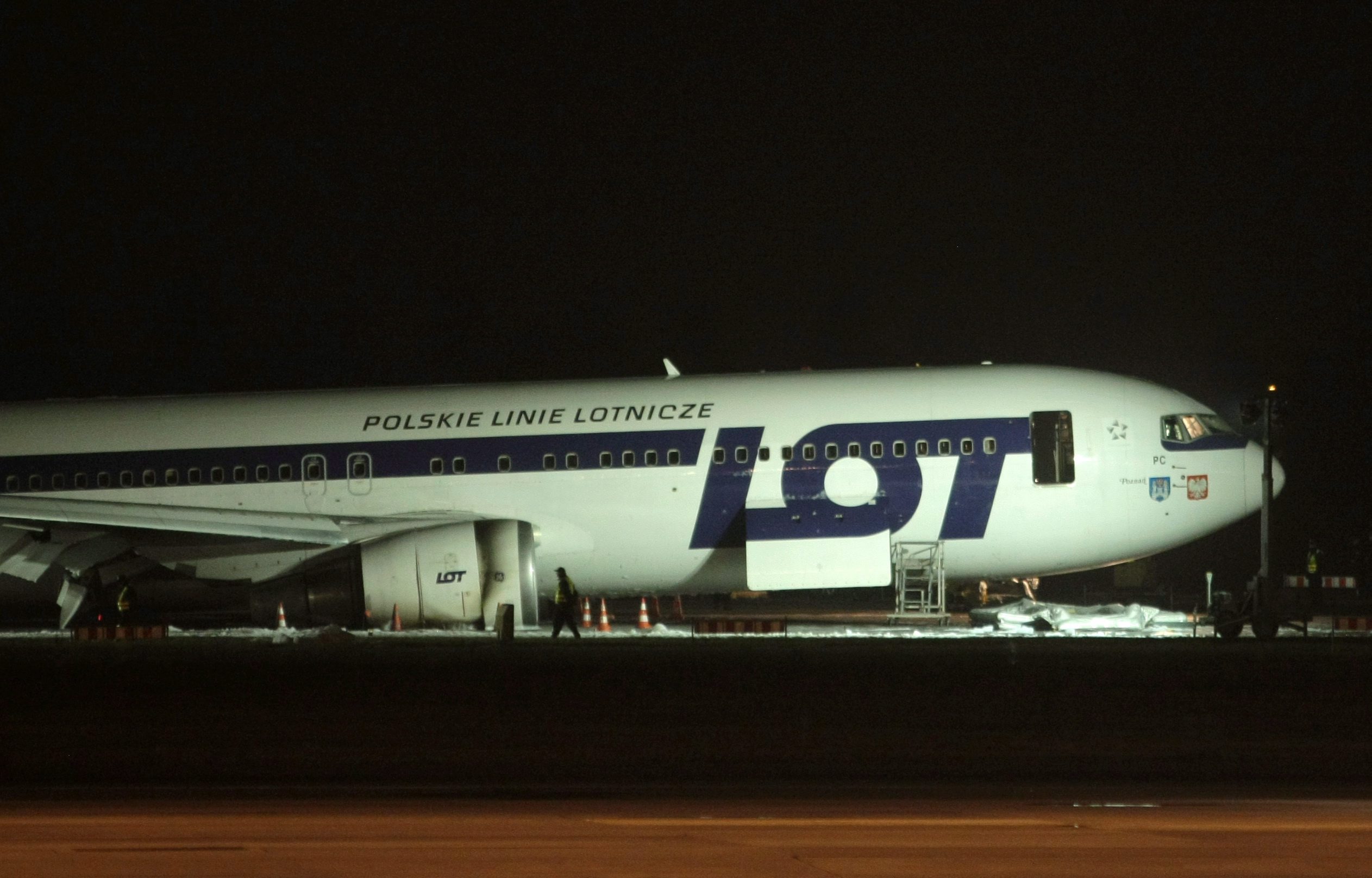 Самолет на ЛОТ се приземи по корем във Варшава