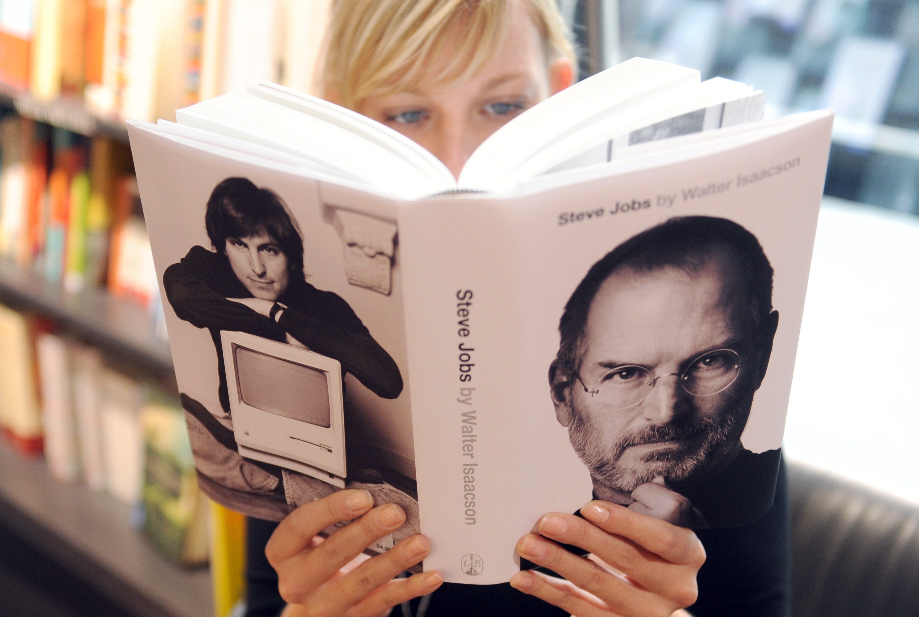 Първата официална биография на Стив Джобс стана бестселър на книжния пазар в САЩ