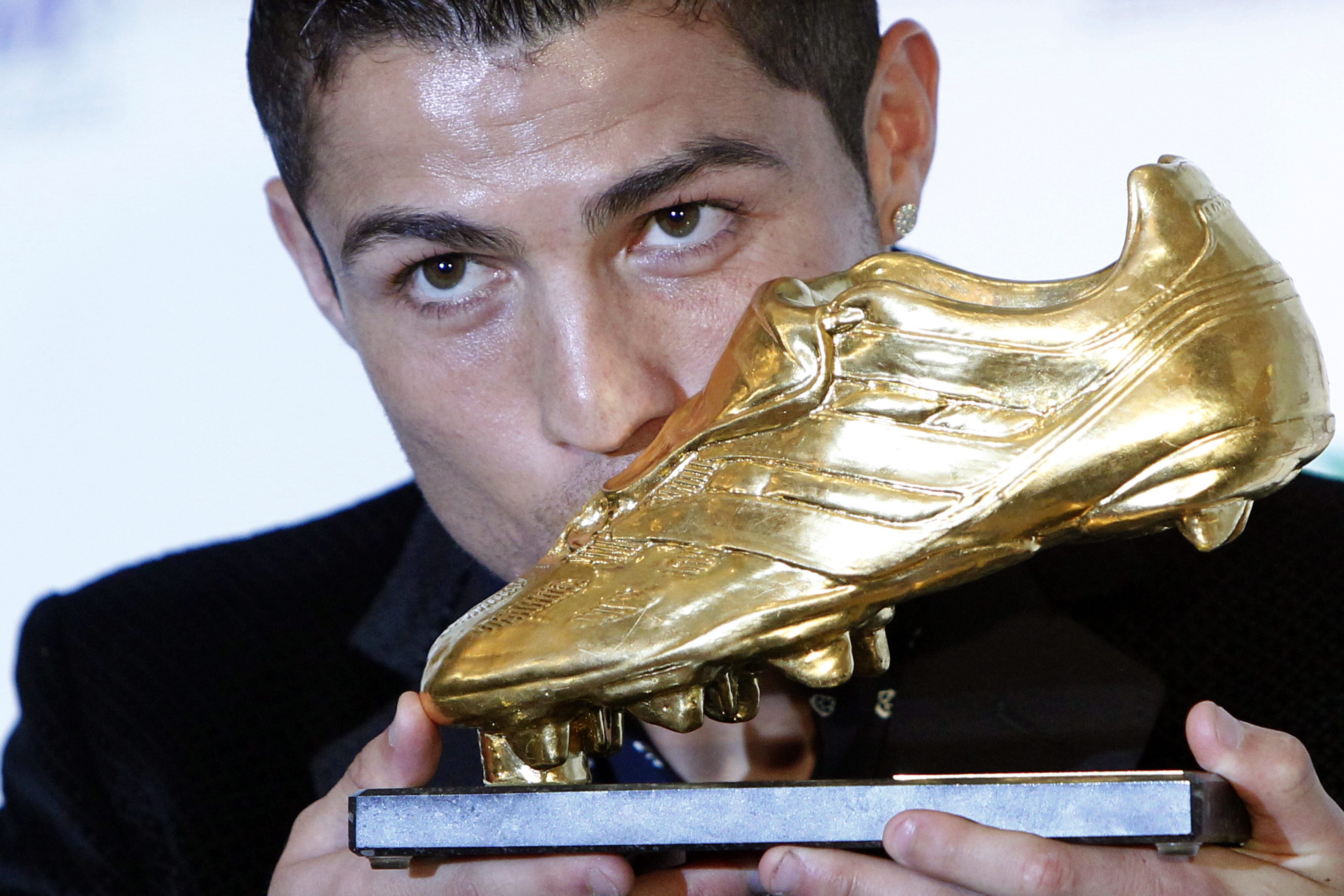 Роналдо целуна ”Златната обувка”