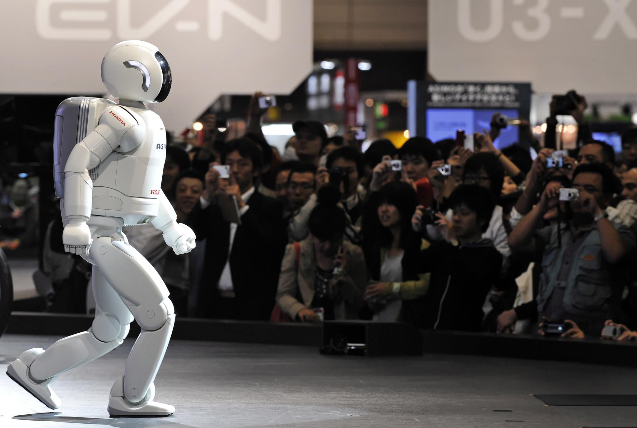 Роботът ASIMO