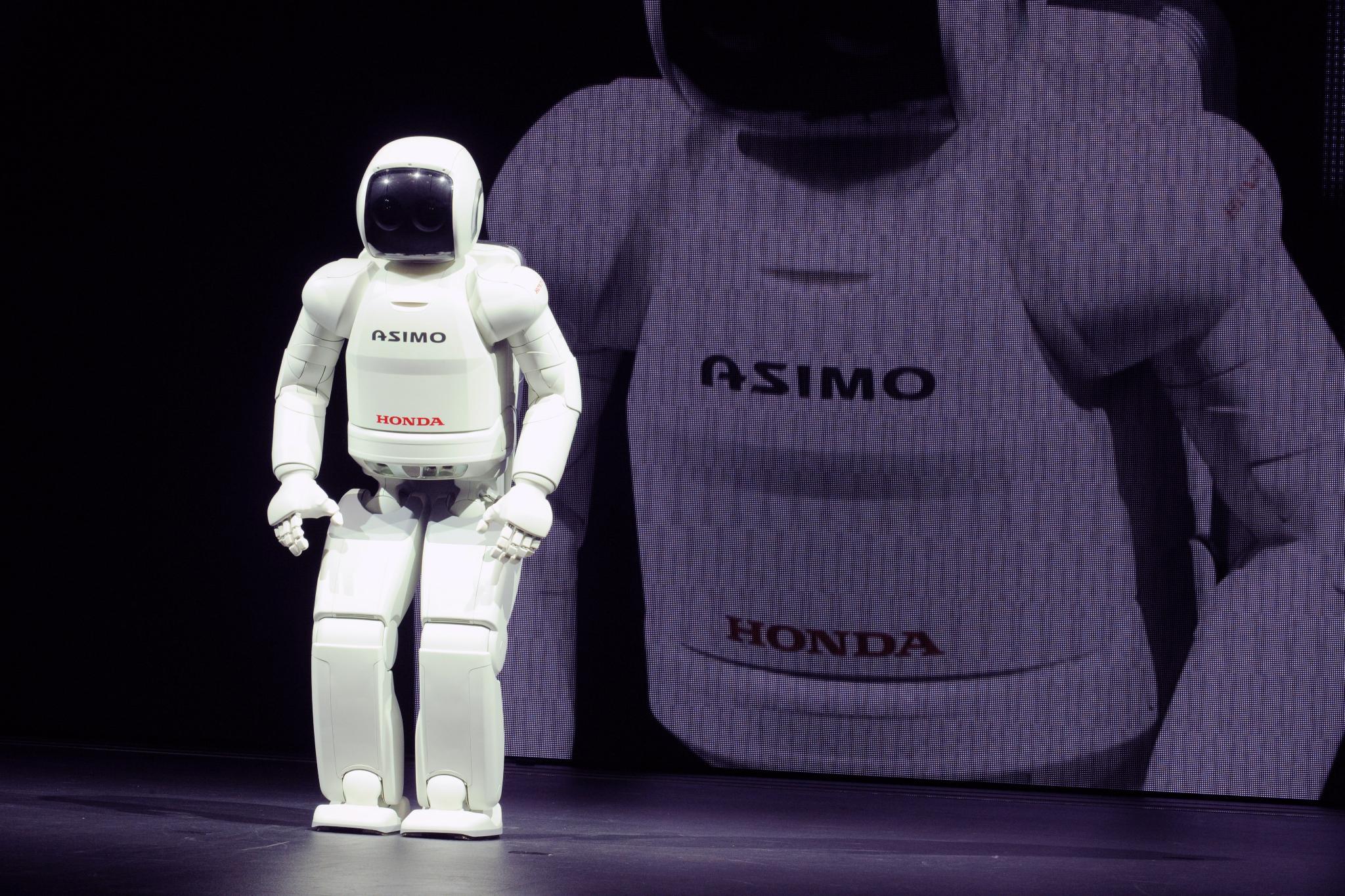 Honda представи нова версия на робота Asimo