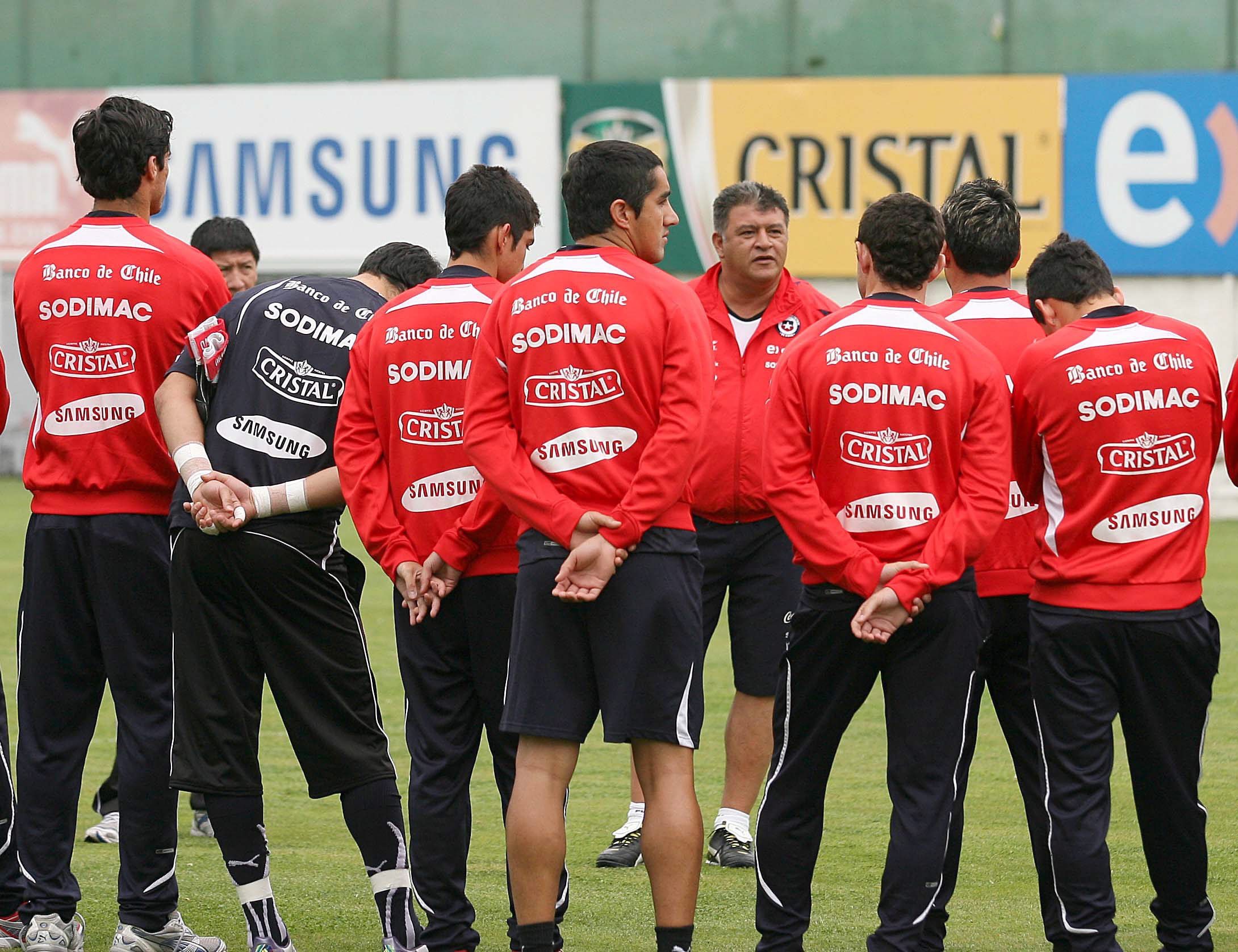 Петима футболисти на Чили отстранени от отбора