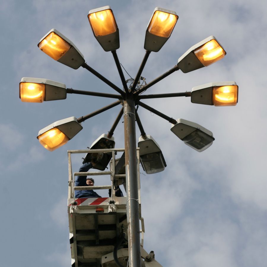 Обновяват уличното осветление в Бургас