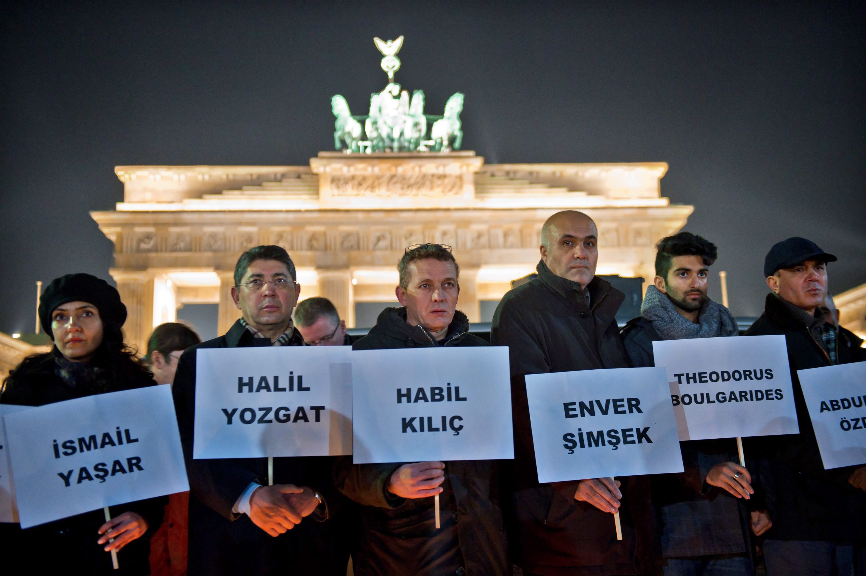 Представители на турската общност в Германия протестират в Берлин с плакати с имената на жертвите на убийствата