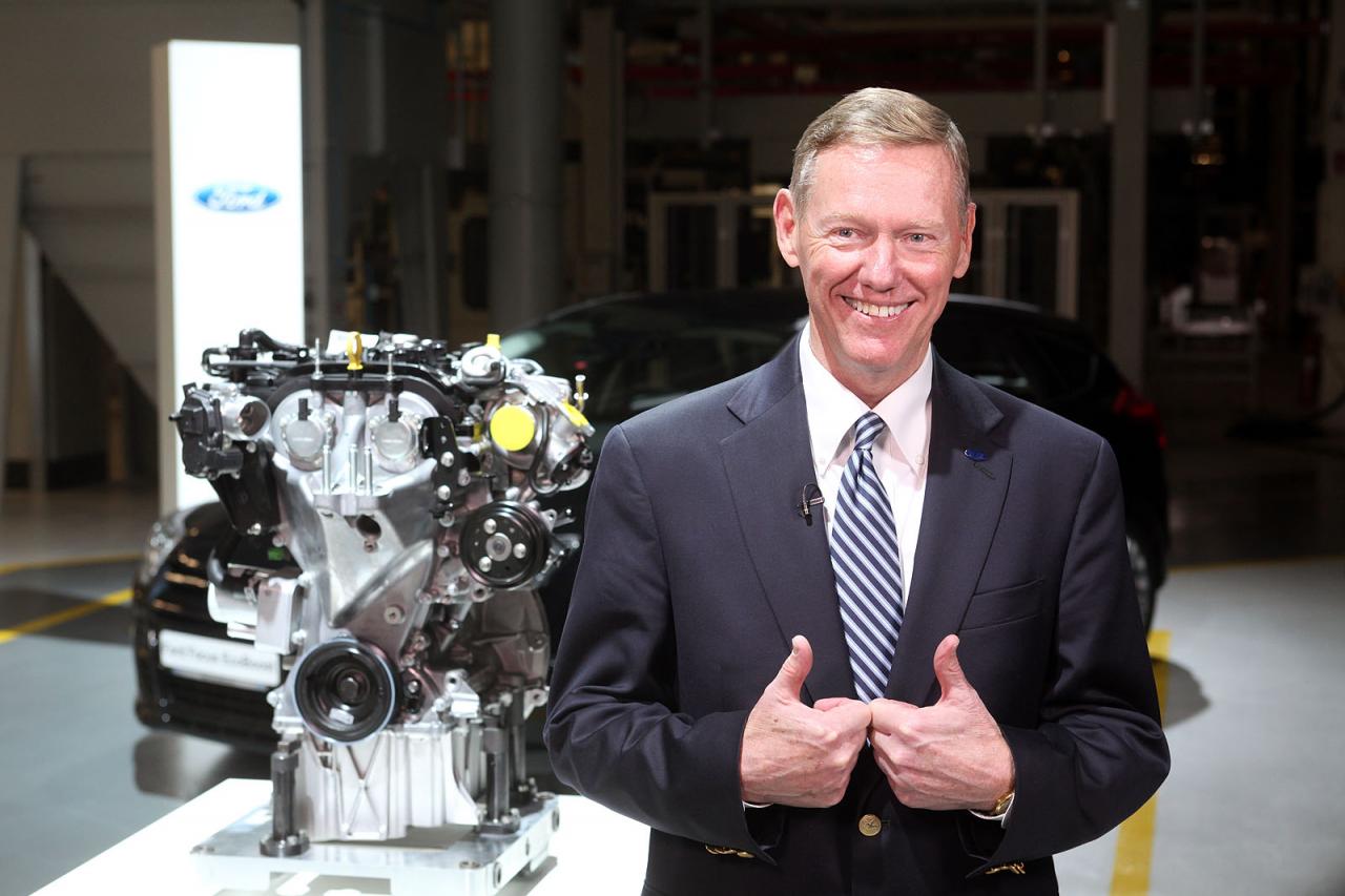 Алън Мълали остава начело на Ford до 2014
