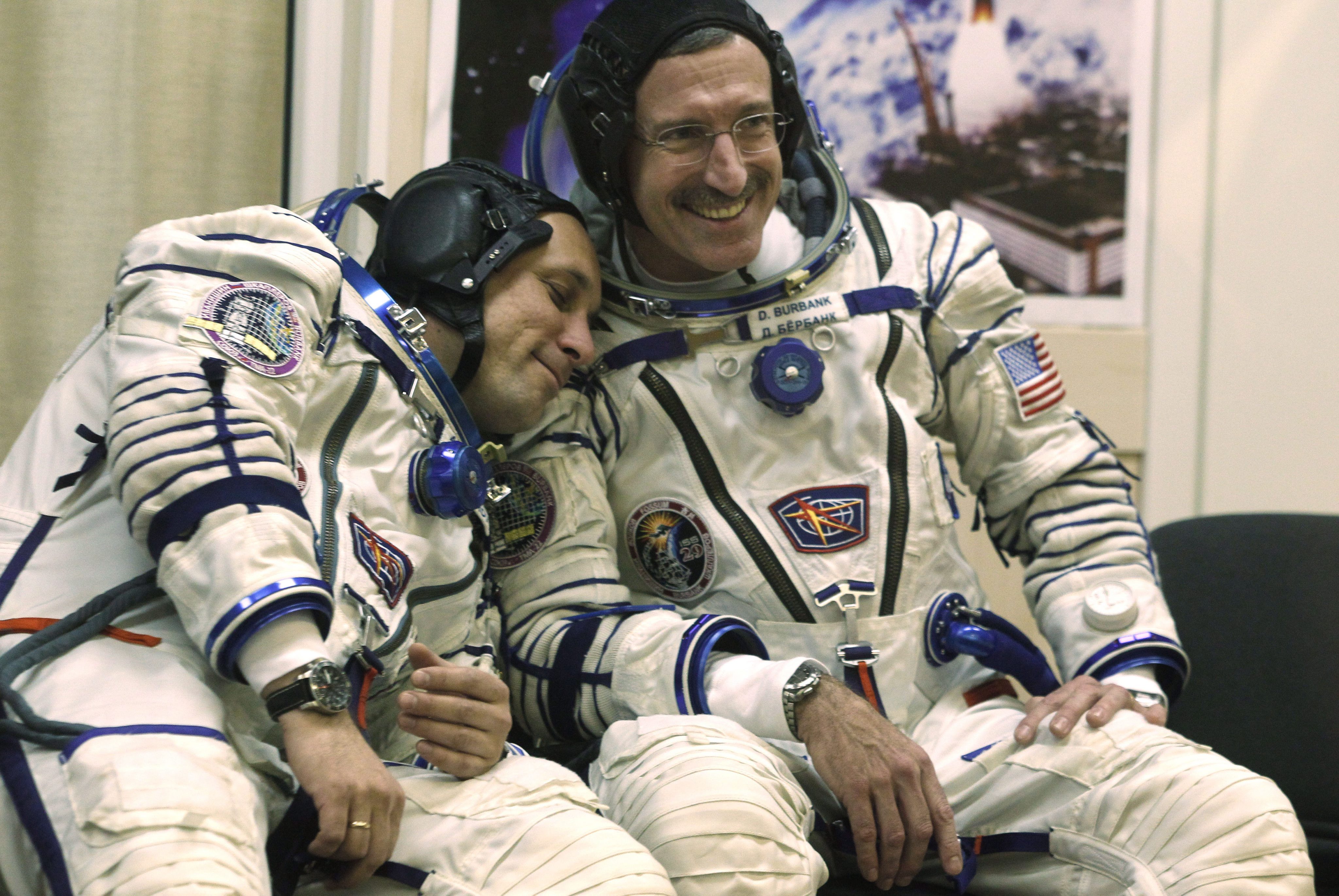 Членовете на екипажа Антон Шкаплеров (ляво) и Ден Бърбенк (дясно) се шегуват преди изстрелването на ”Союз ТМА-22”