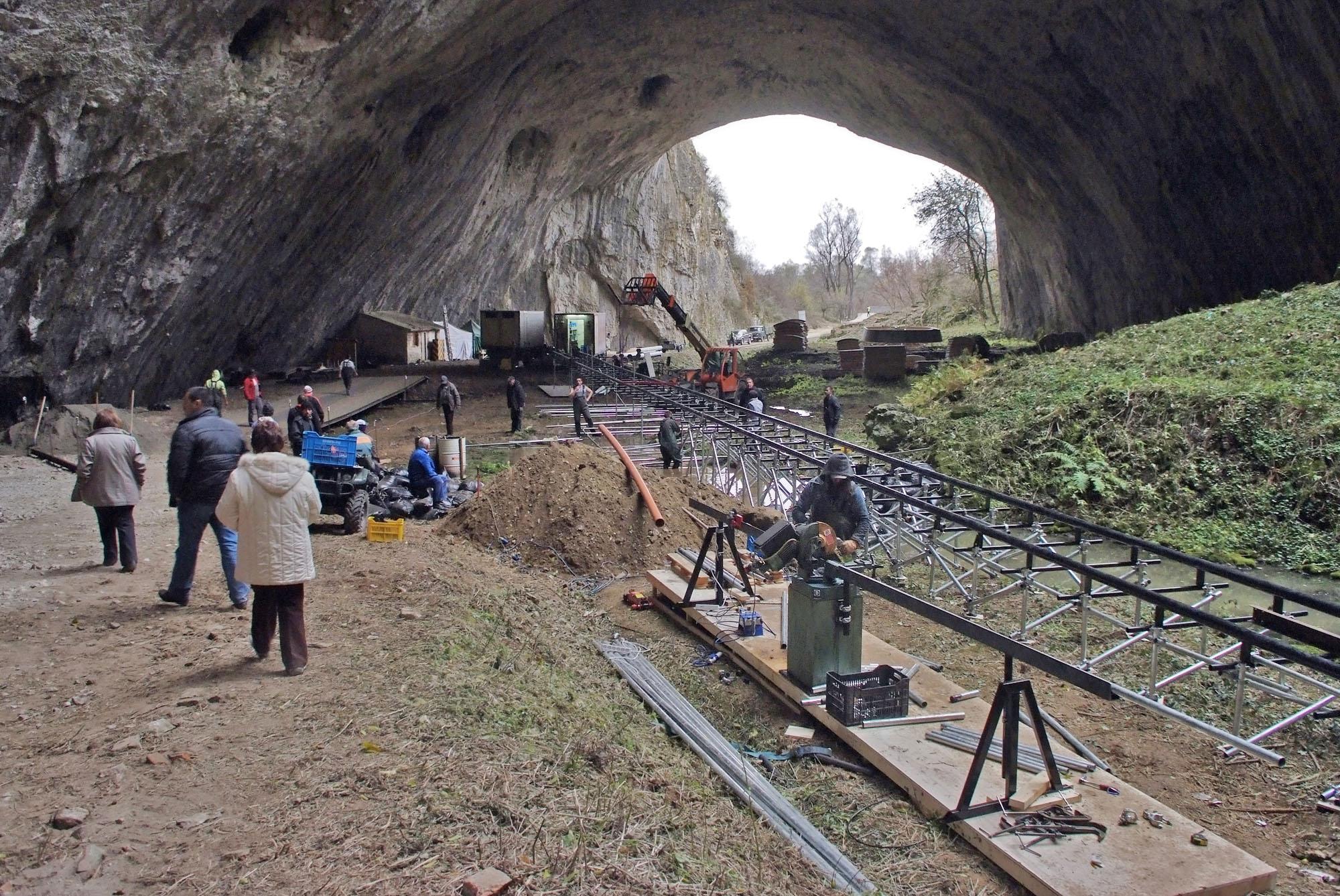 Работници изграждат декори за Непобедимите в района на Деветашката пещера