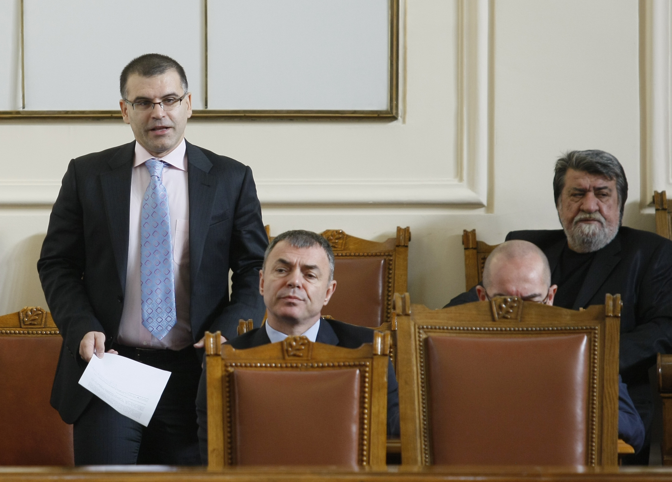 Симеон Дянков и Сергей Игнатов бяха от малцината, които останаха за дебатите в парламента