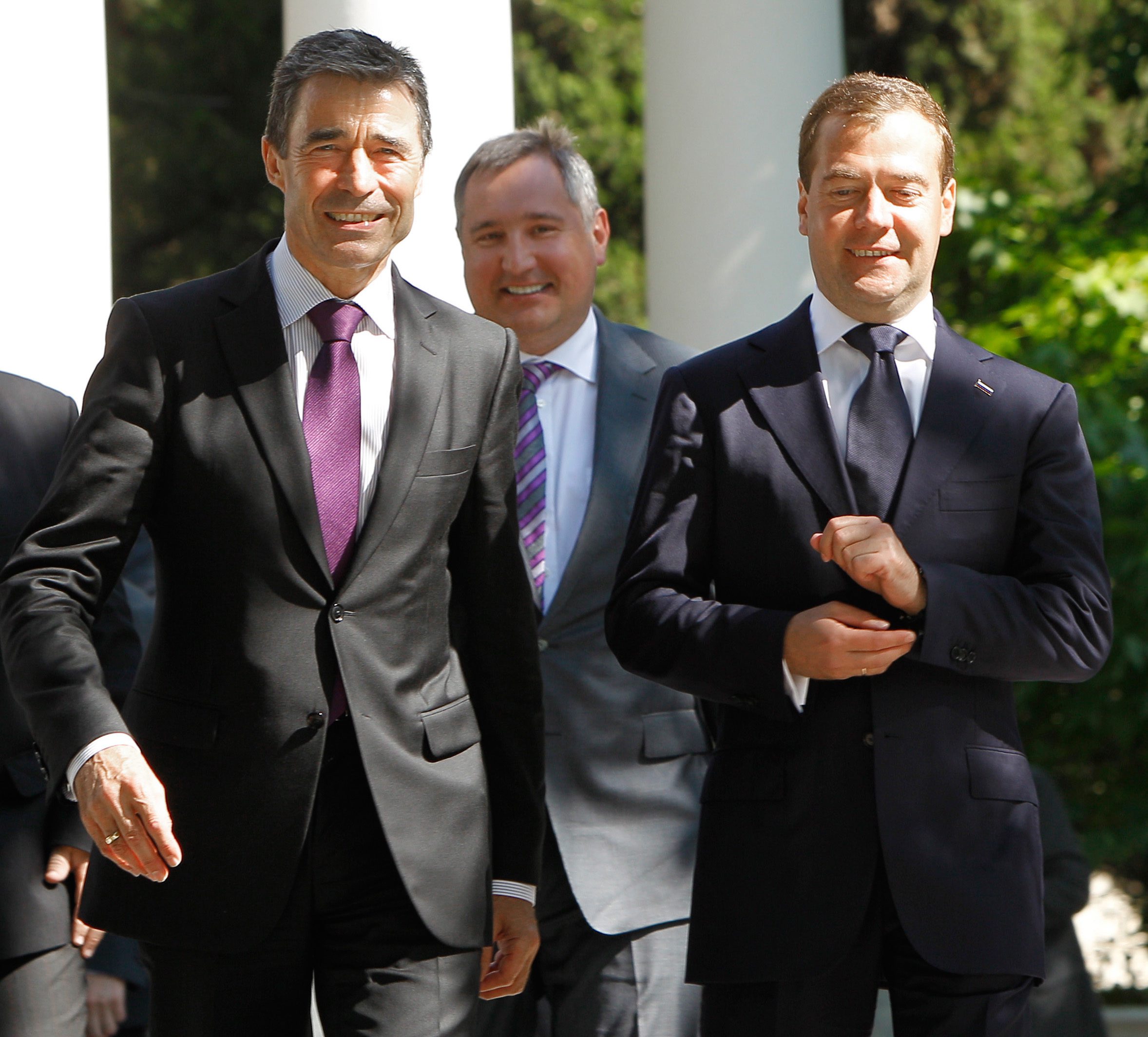 Дмитрий Рогозин между генералния секретар на НАТО Андерс Фог Расмусен и президента Дмитрий Медведев по време на среща НАТО-Русия