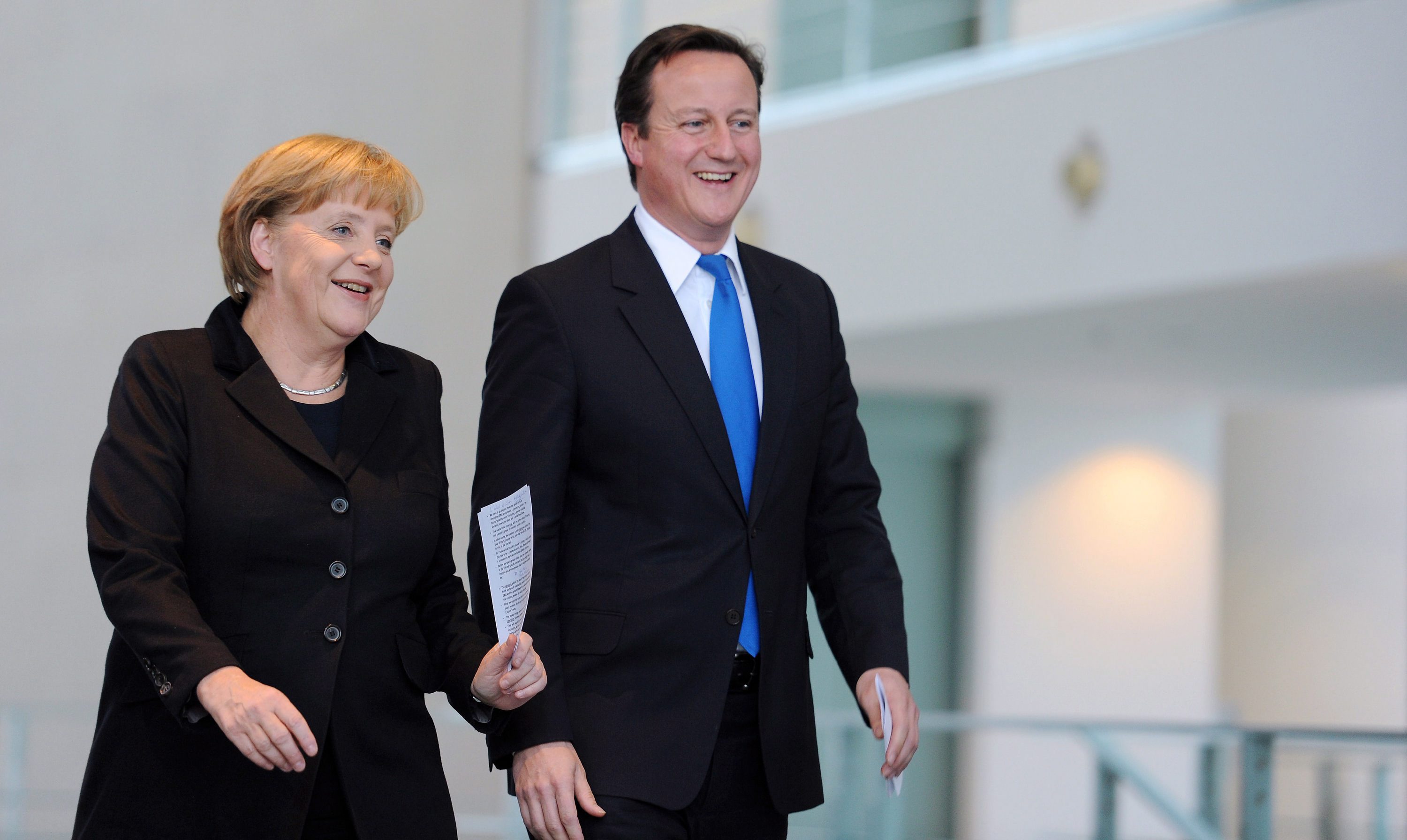 Великобритания може да попречи на страните от еврозоната да използват европейските институти, обяви Дейвид Камерън