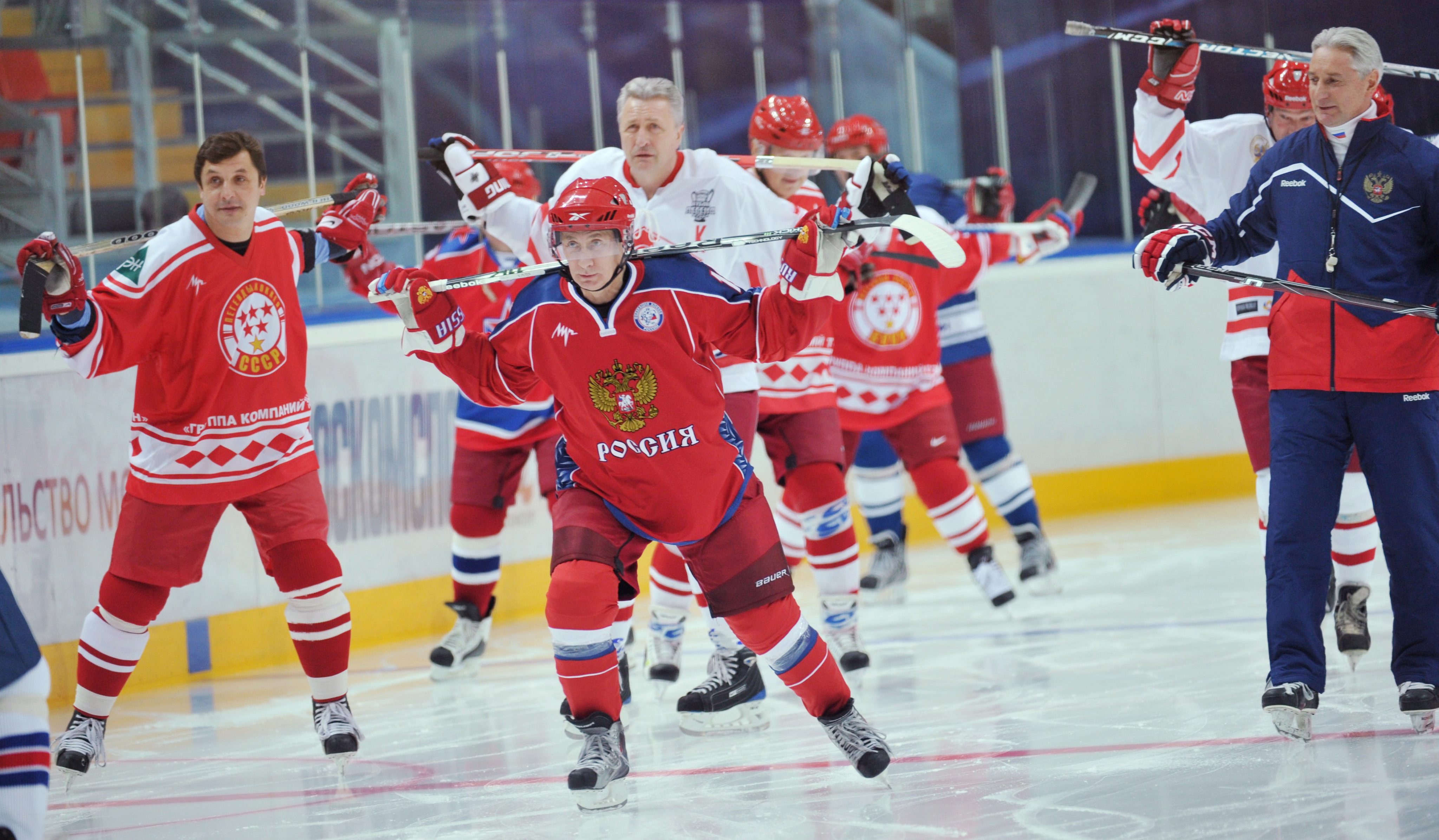 Путин носеше синьо-червен екип с номер 11 и знаците на руския национален отбор
