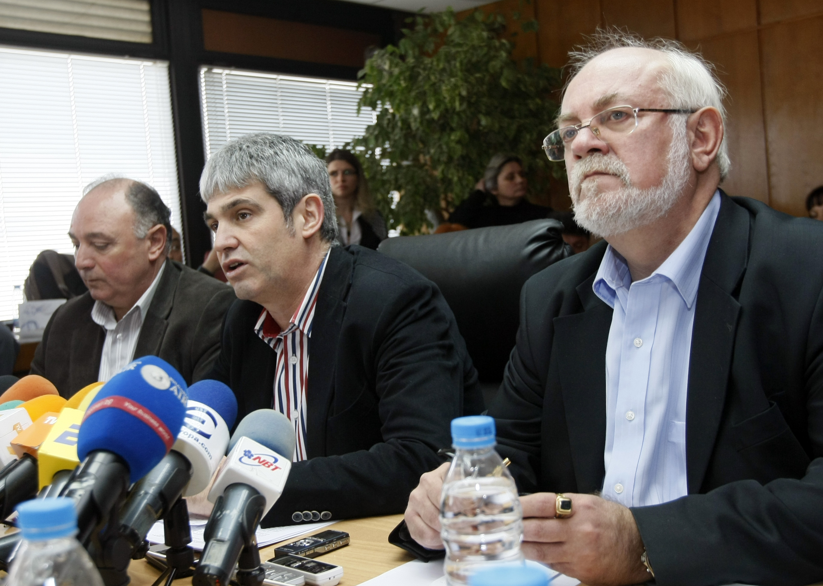 Константин Тренчев (вдясно) посочи, че започва подписка в цялата страна.