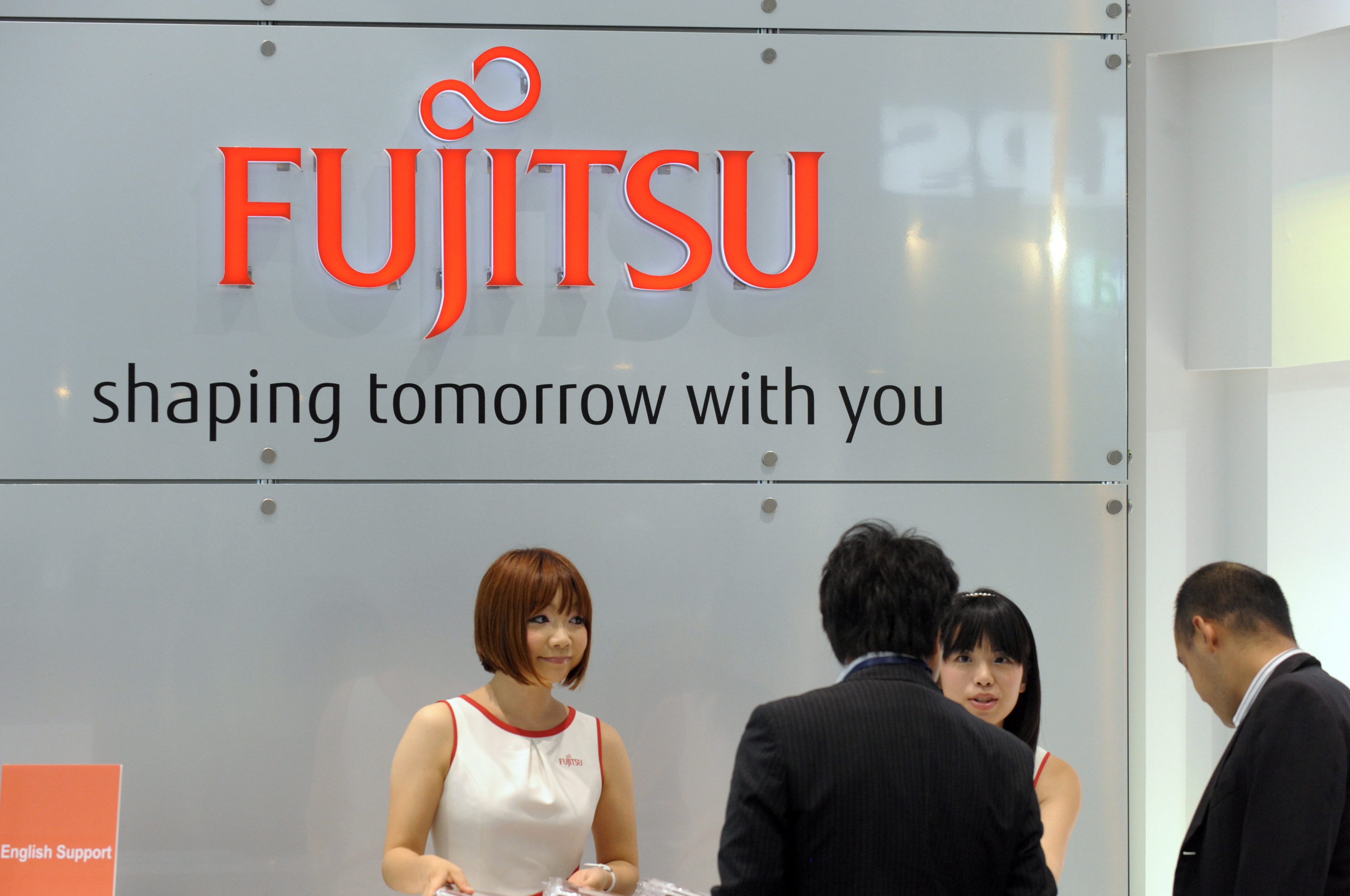 Fujitsu обмисля и да прехвърляи 4500 души към Panasonic