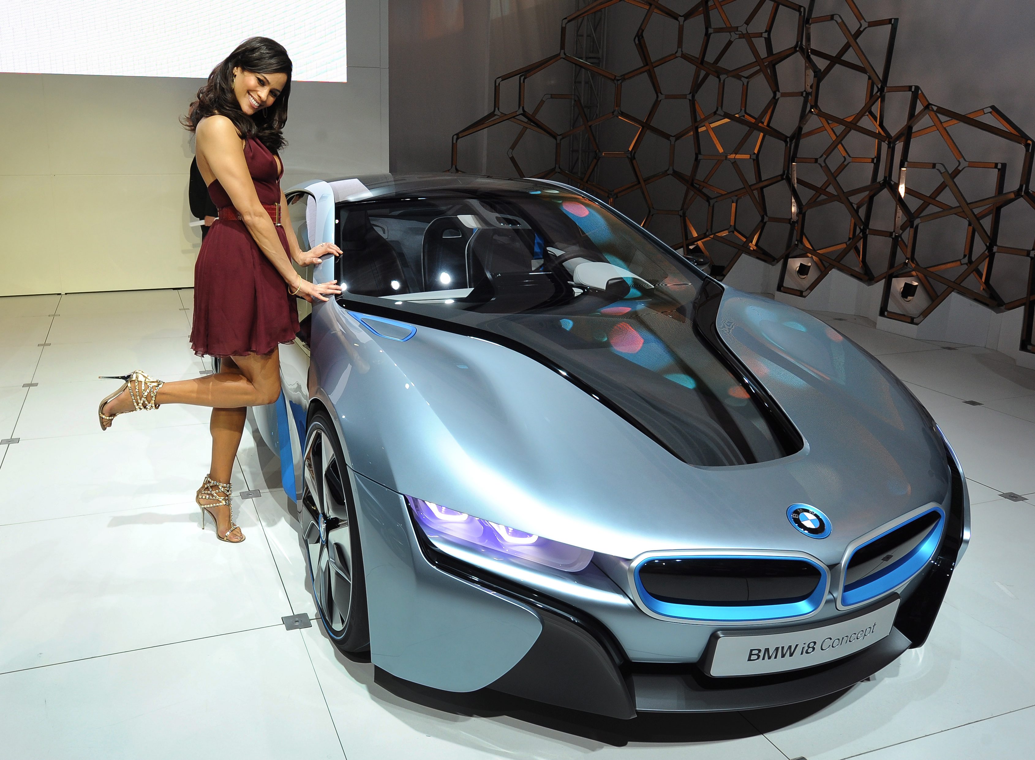 BMW пусна тийзър видео на суперколата i8
