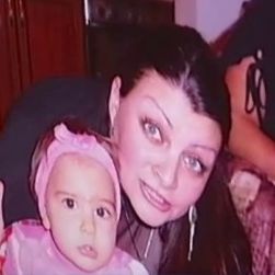 Надежда Узунова с първородната си дъщеря, която още не е навършила 2 години