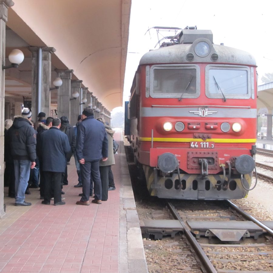 Гневни пътници блокираха три влака на столична гара за часове