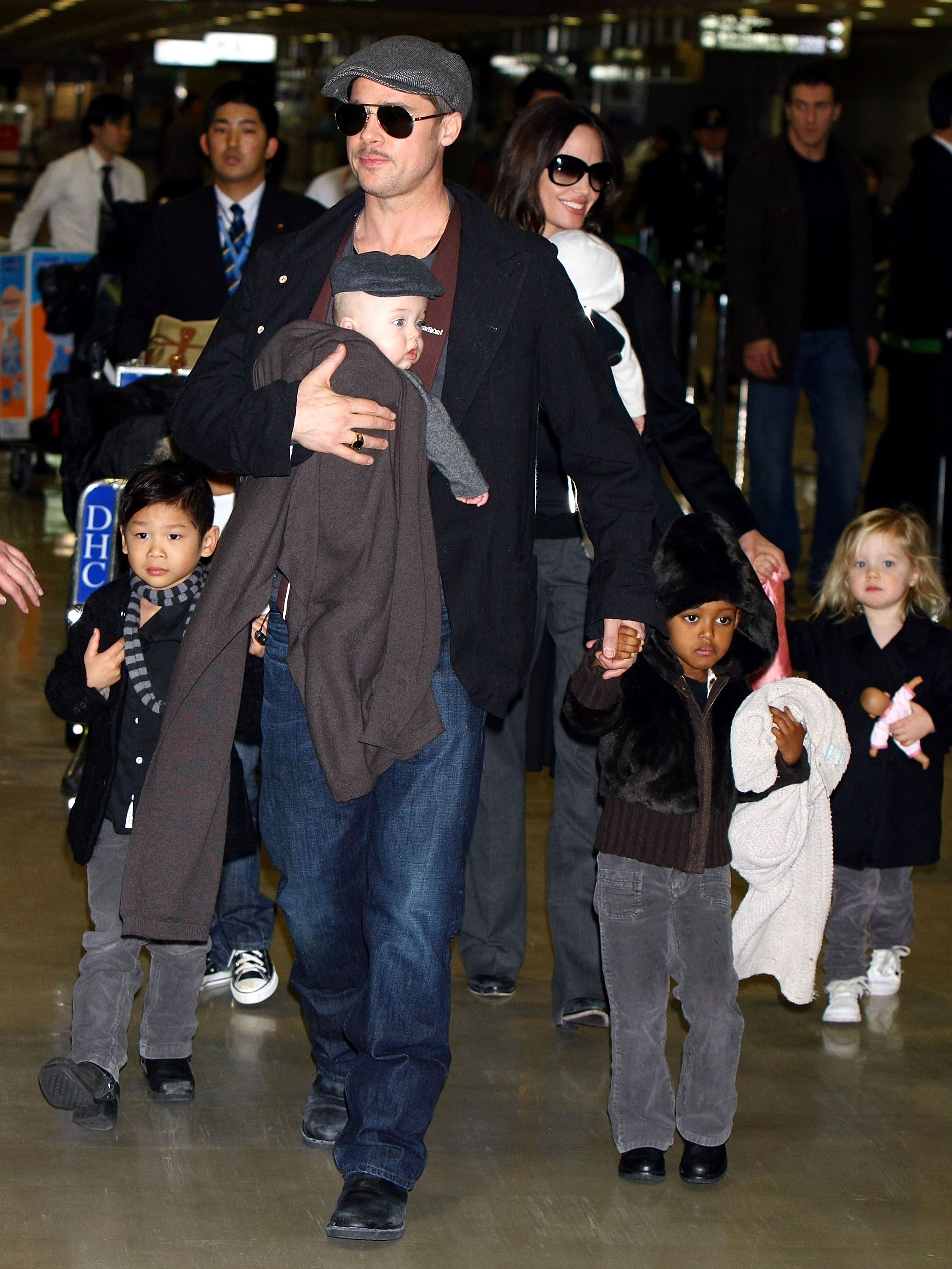 Брад Пит със семейството си