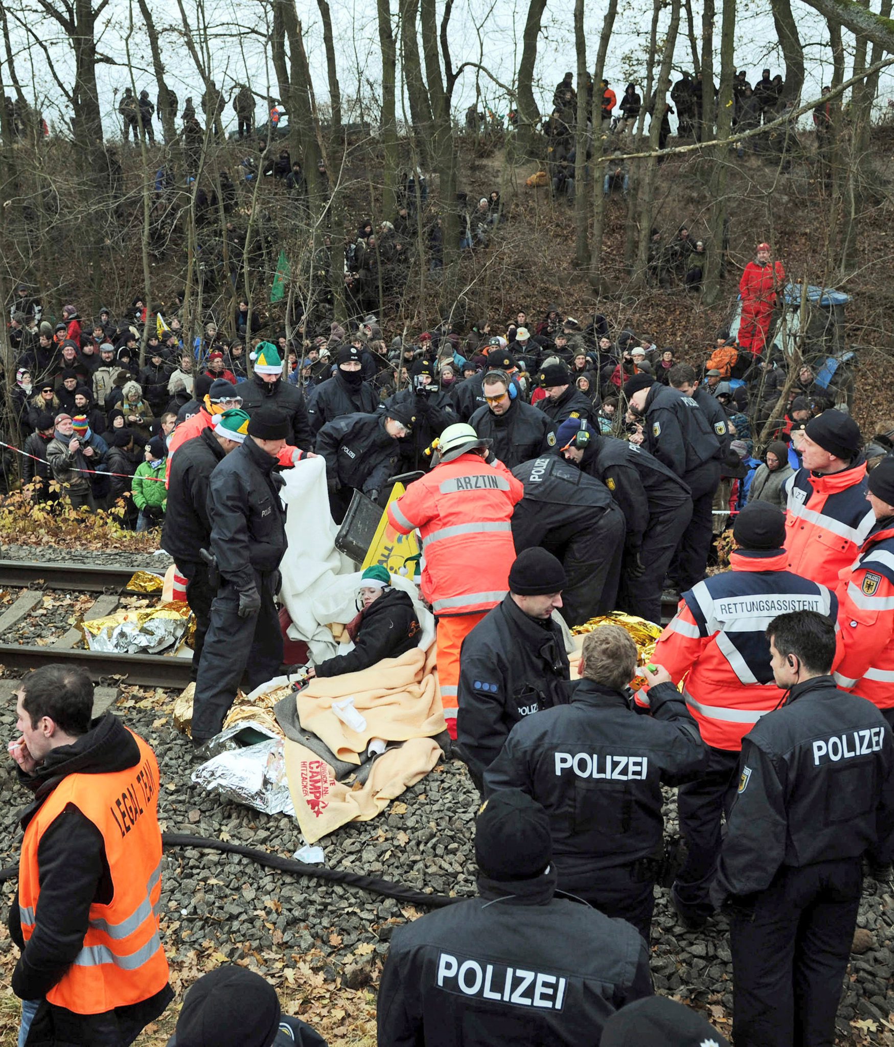 Хиляди се бориха да спрат влак с ядрени отпадъци в Германия