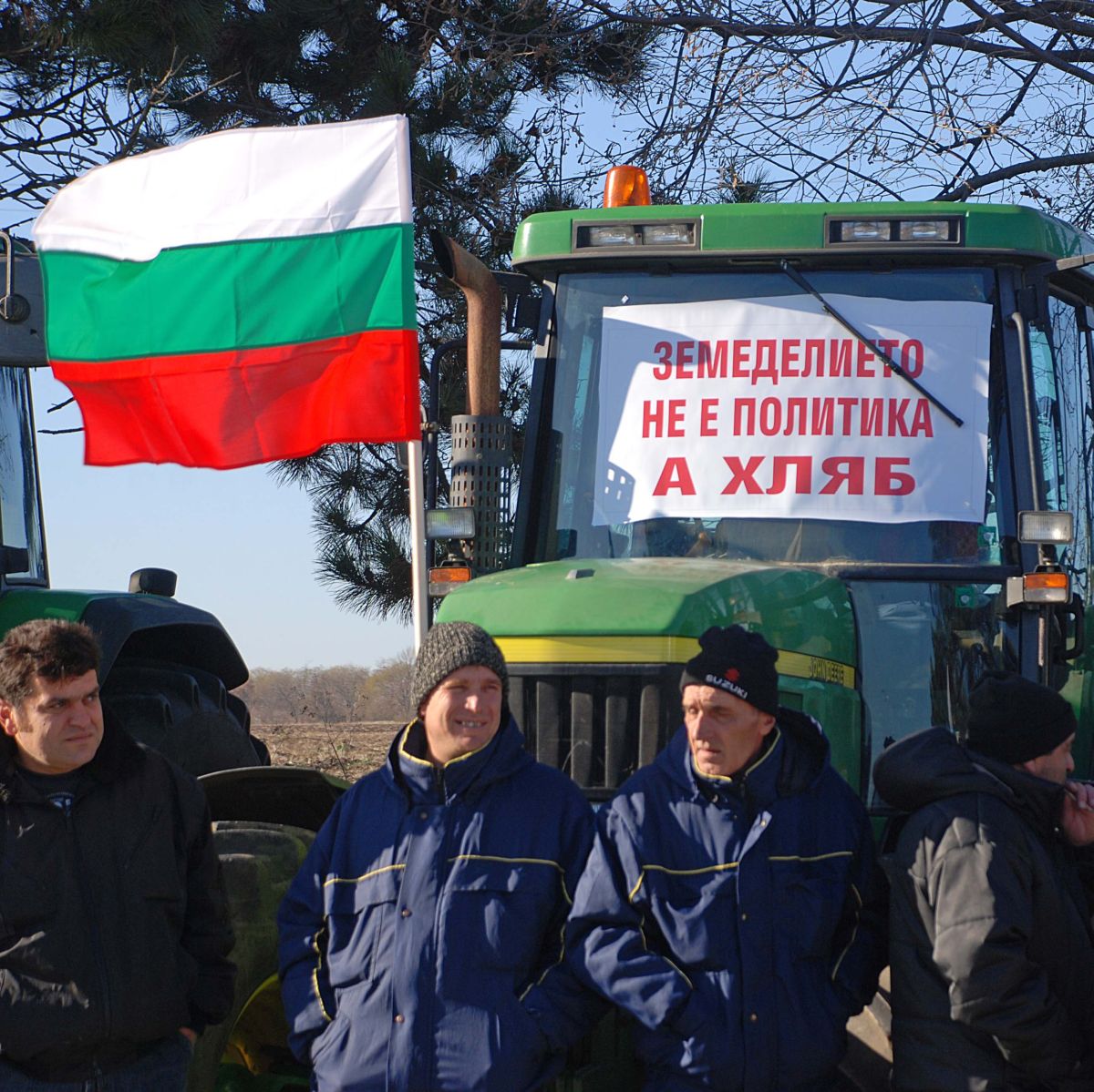 Фермери протестират с хиляди трактори и комбайни