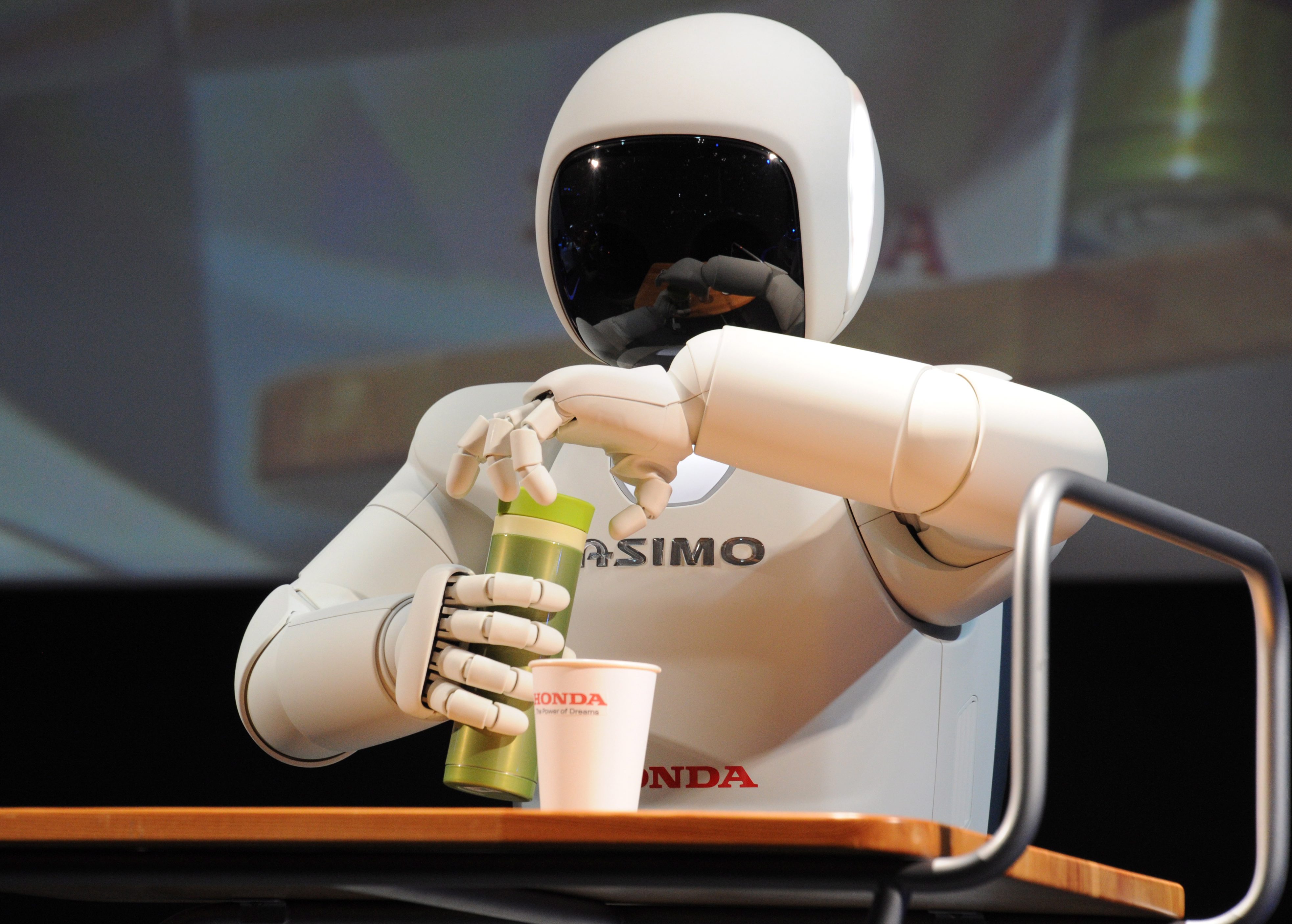 Роботът ASIMO