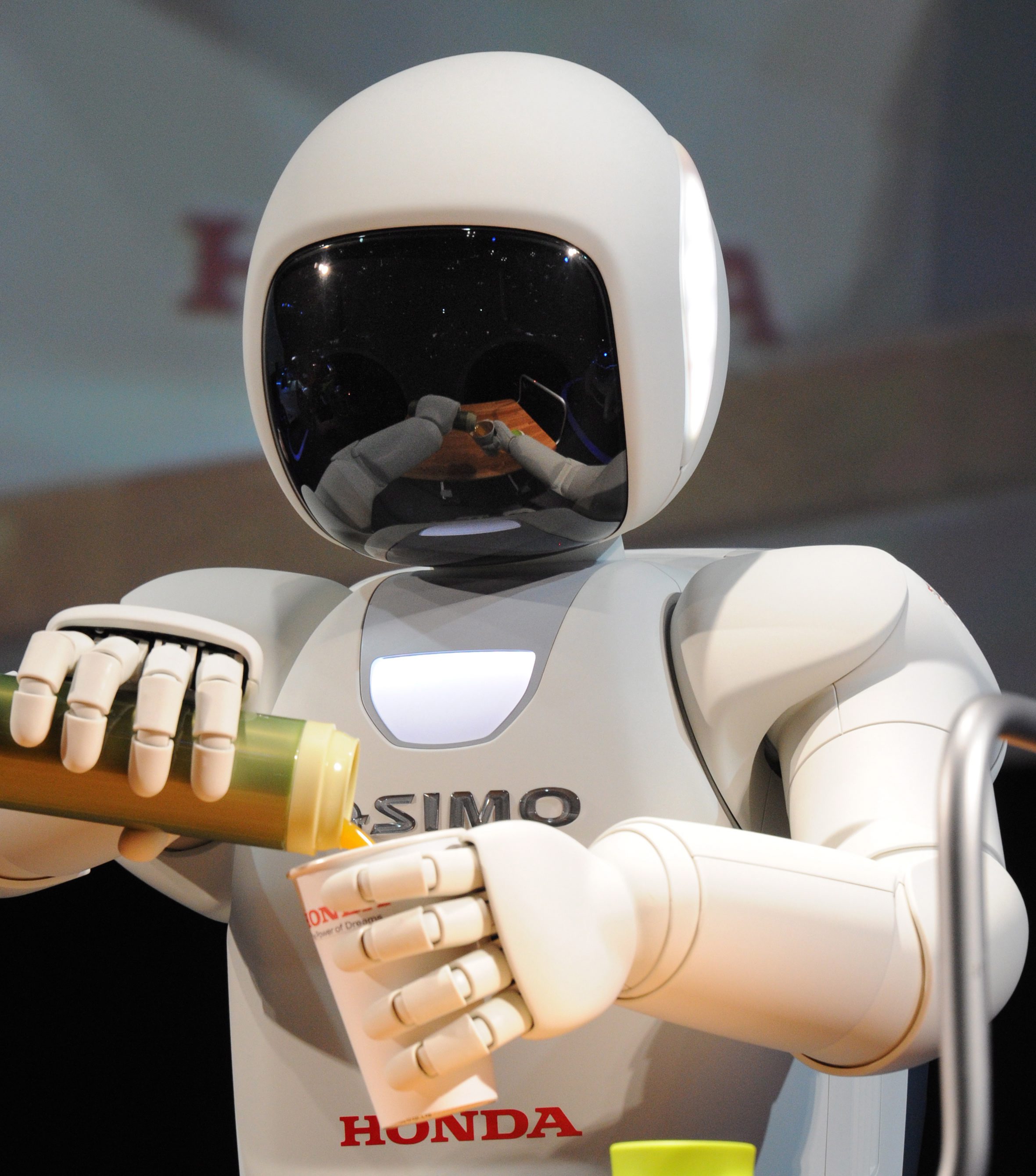 Роботът ASIMO