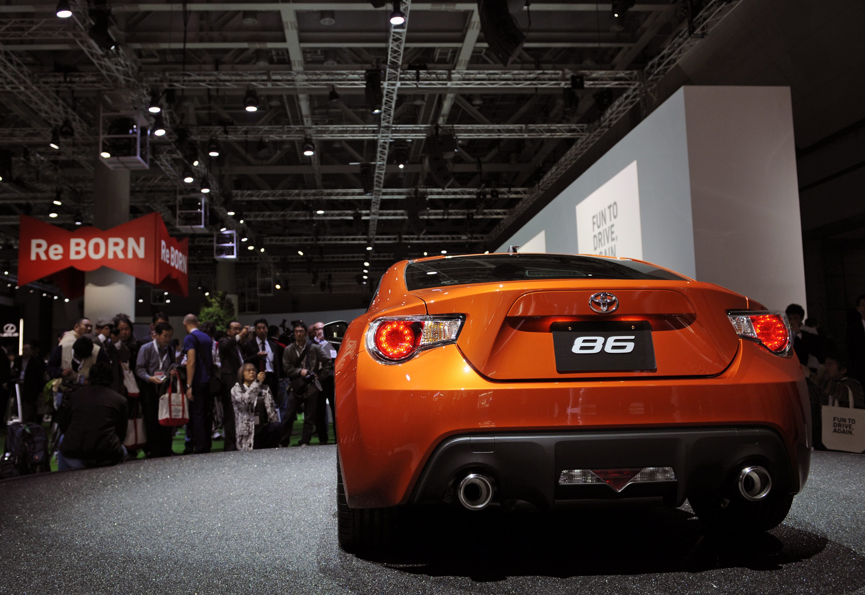 Реакцията на жените при покупка на Toyota GT86 (видео)