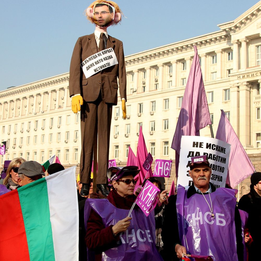 Чучело със снимката на Симеон Дянков поведе протестното шествие на КНСБ
