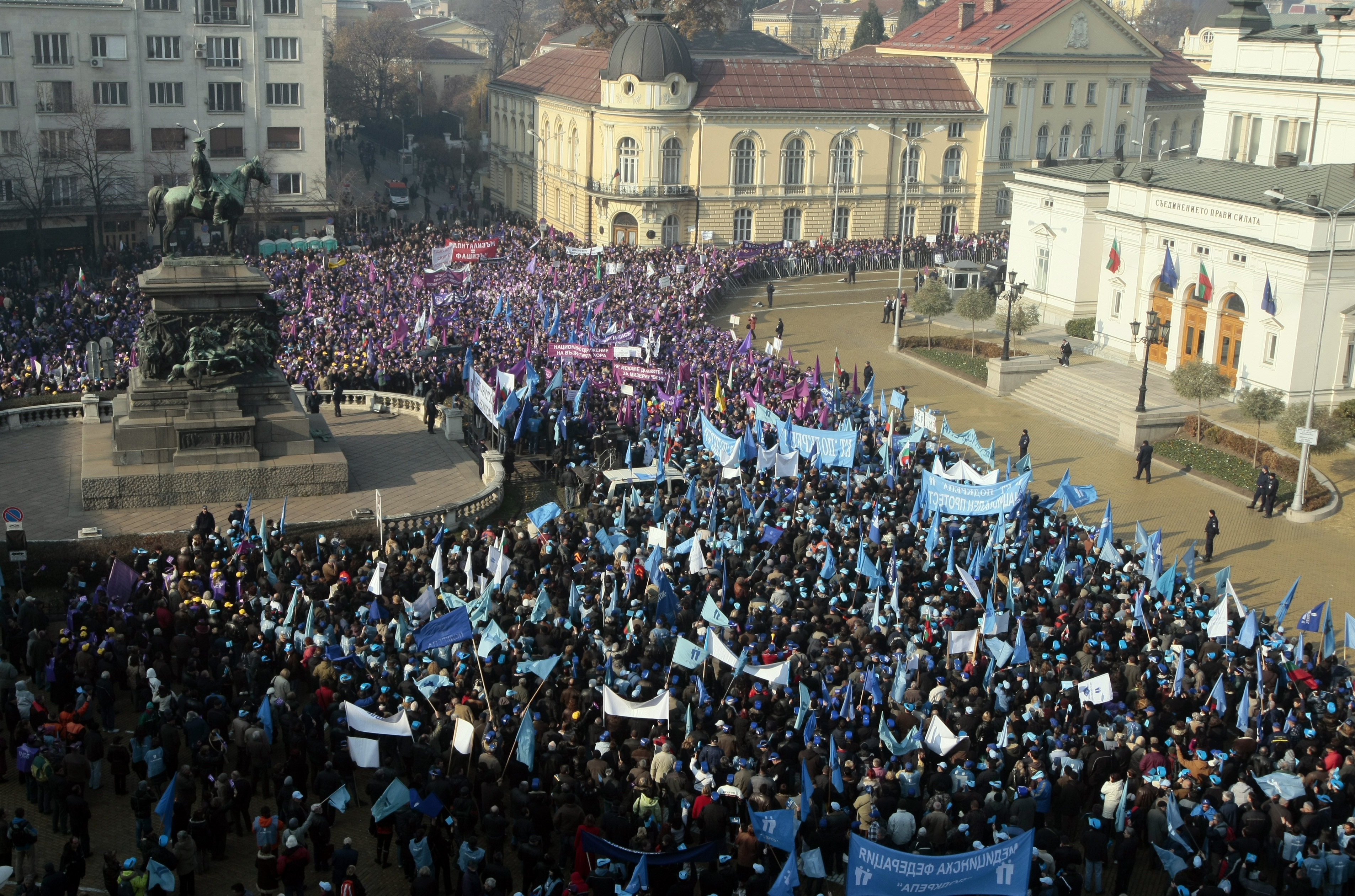 По преценка на синдикатите около 30 000 души са дошли на протеста