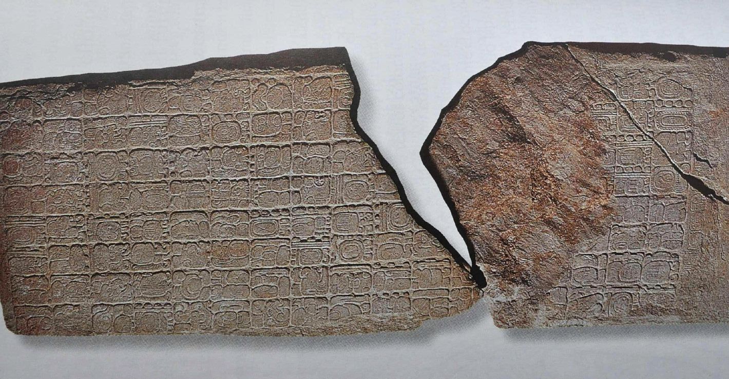 Каменна плочка, открита преди години при разкопки в Тортугеро, Мексико