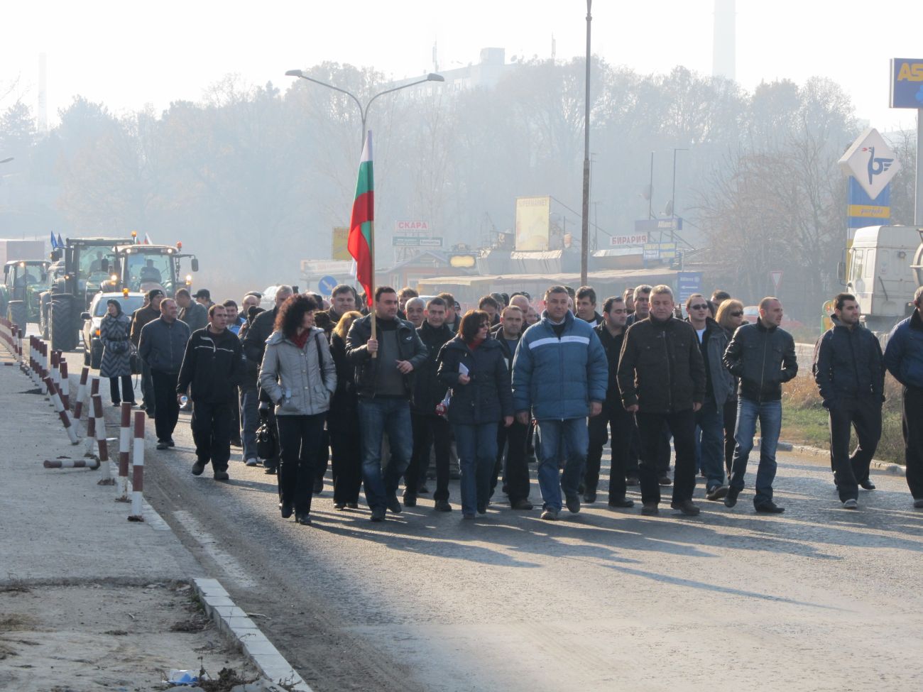 Част от протестиращите фермери на Дунав мост заминават за София