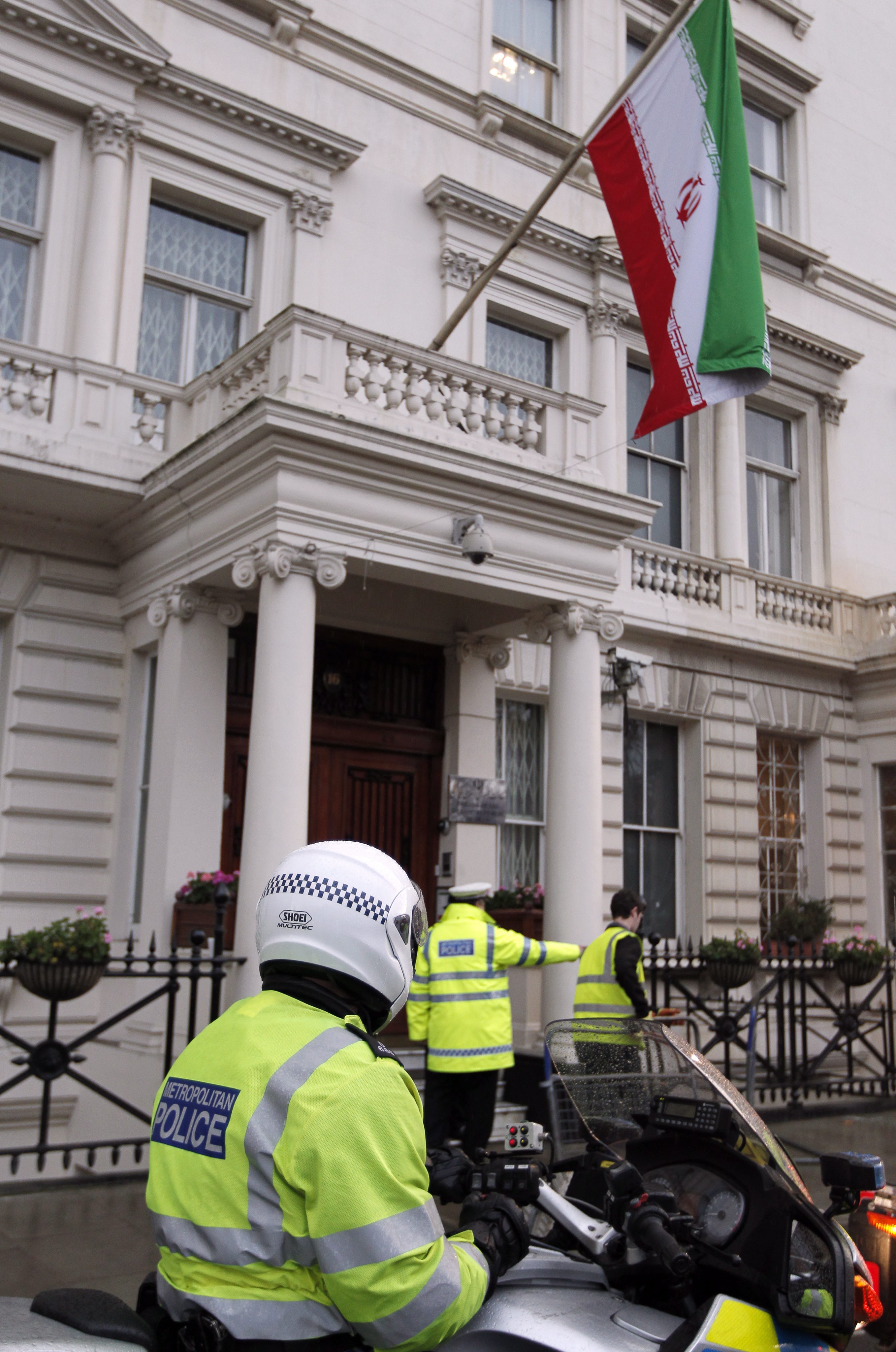 Лондон призова дипломатите от иранското посолство да напуснат страната