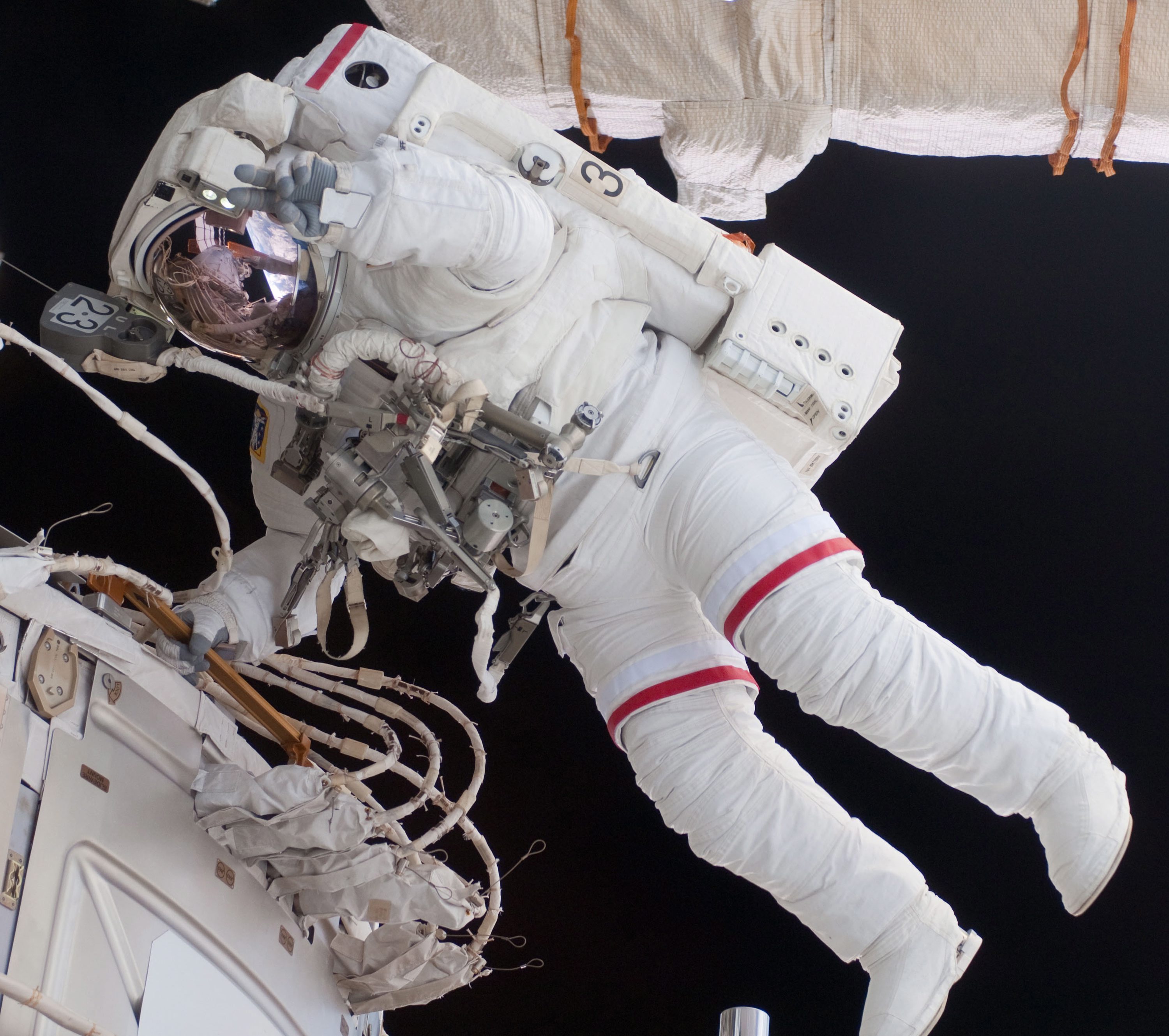 Космонавти укрепват МКС отвън