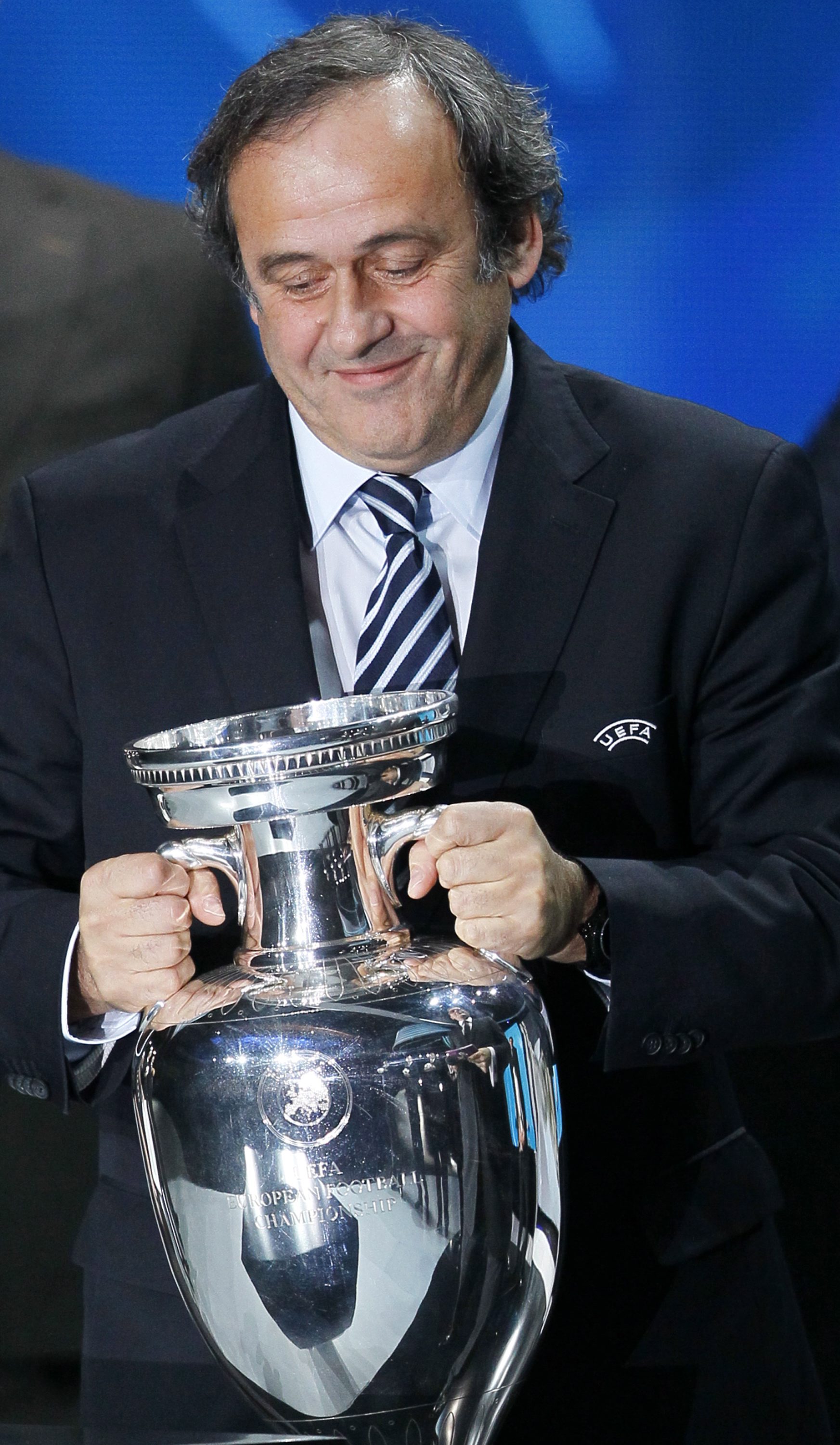 Трофея за победителя на Евро 2012 в ръцете на Мишел Платини