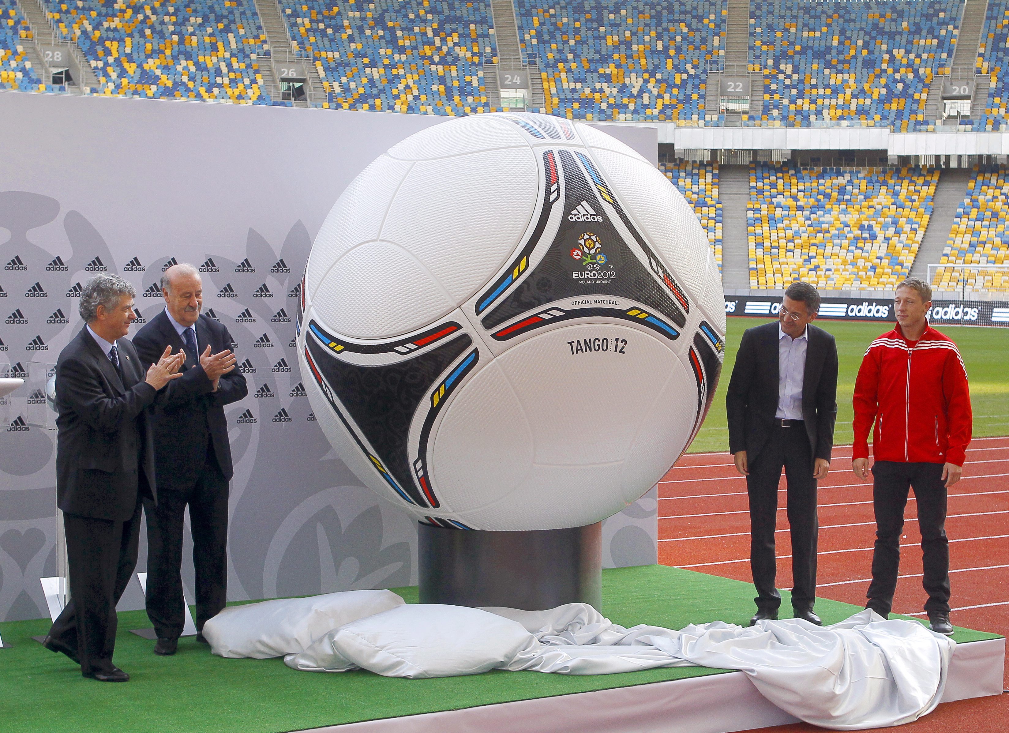 Представиха официалната топка за Евро 2012