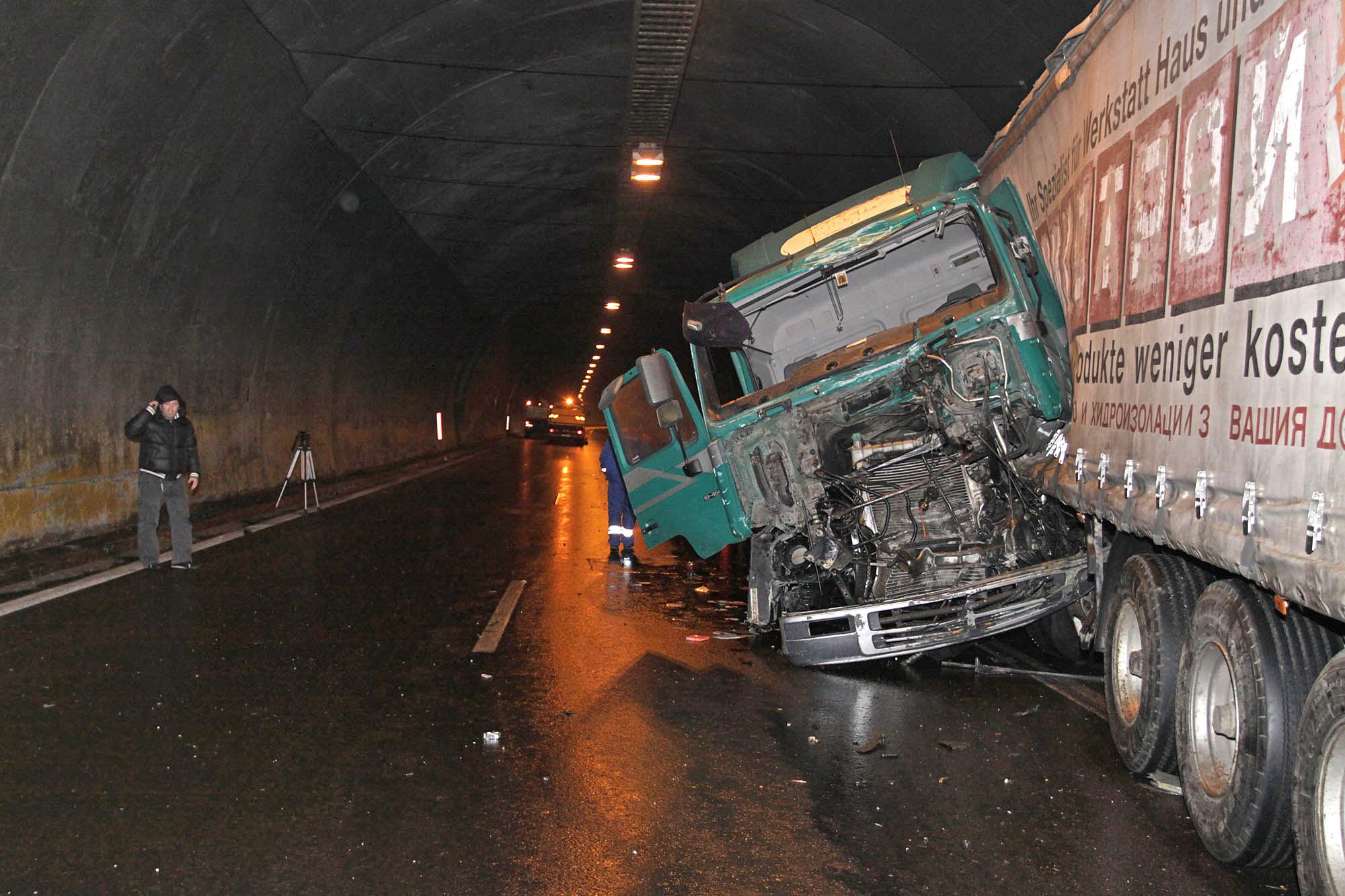 18 коли се сблъскаха в тунел на магистрала ”Хемус”, 2 са ранени
