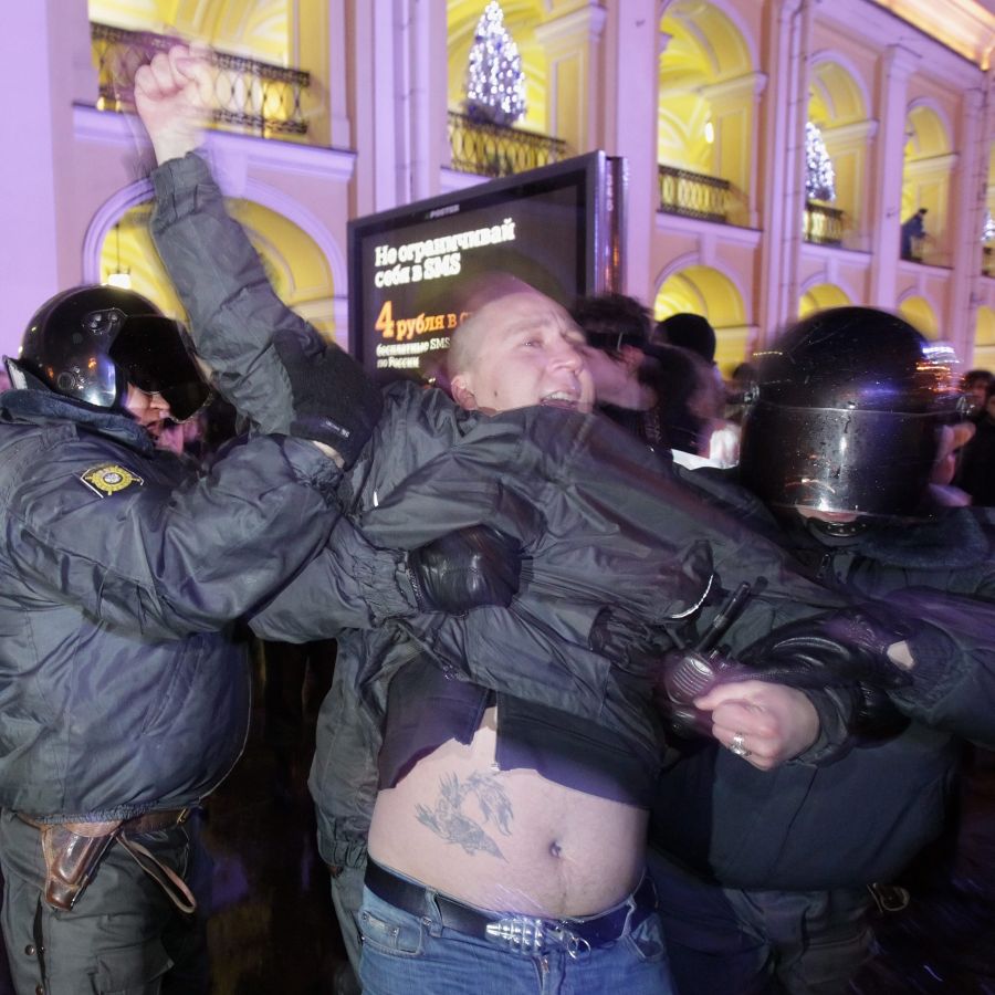 Стотици арестувани в протестите след вота в Русия