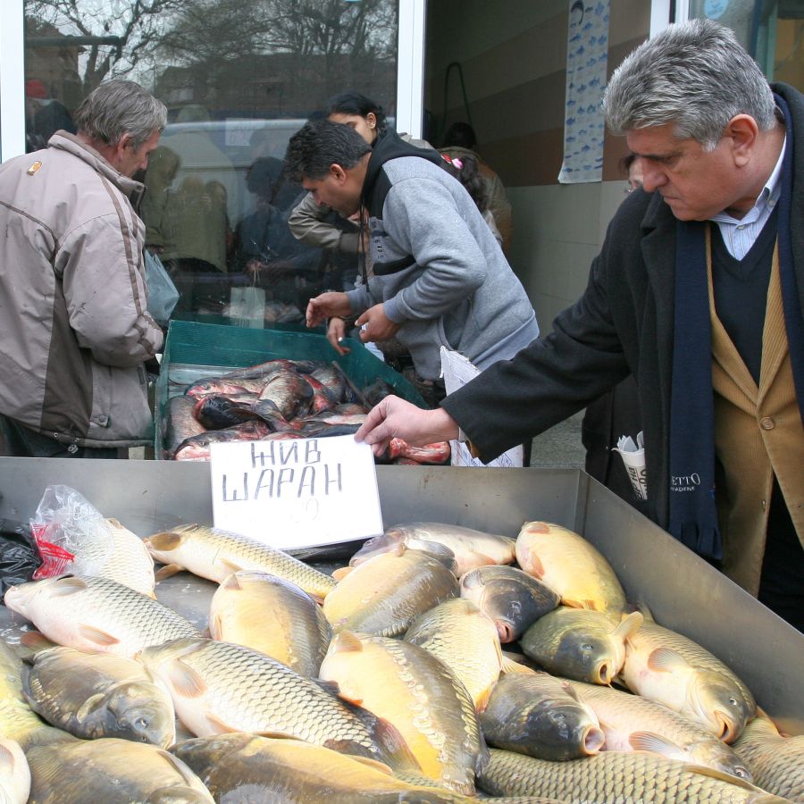 Традиционно е изобилието от риба преди Никулден по пазарите