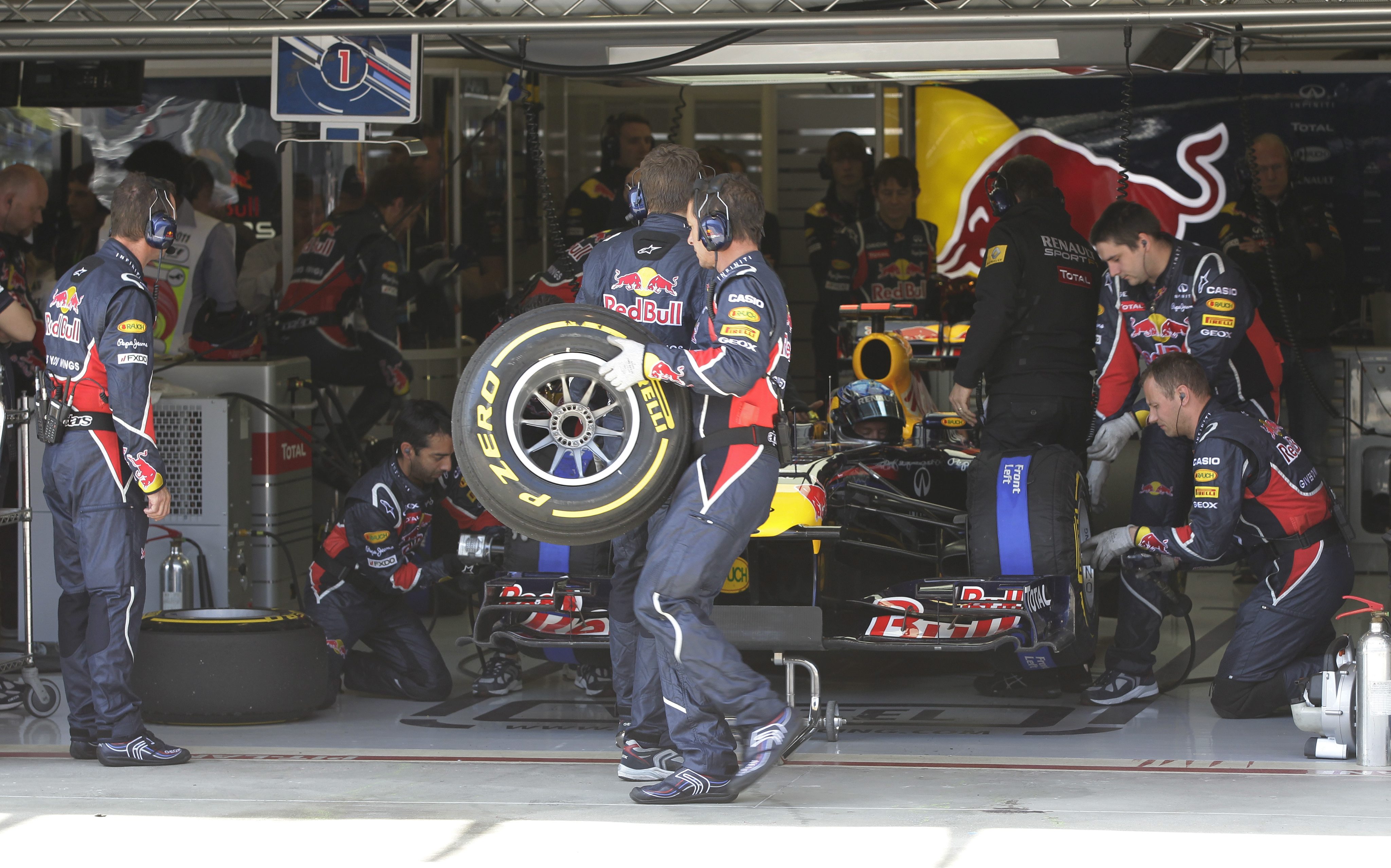 10 тона останки от гуми по пистите на F1 за 2011-а