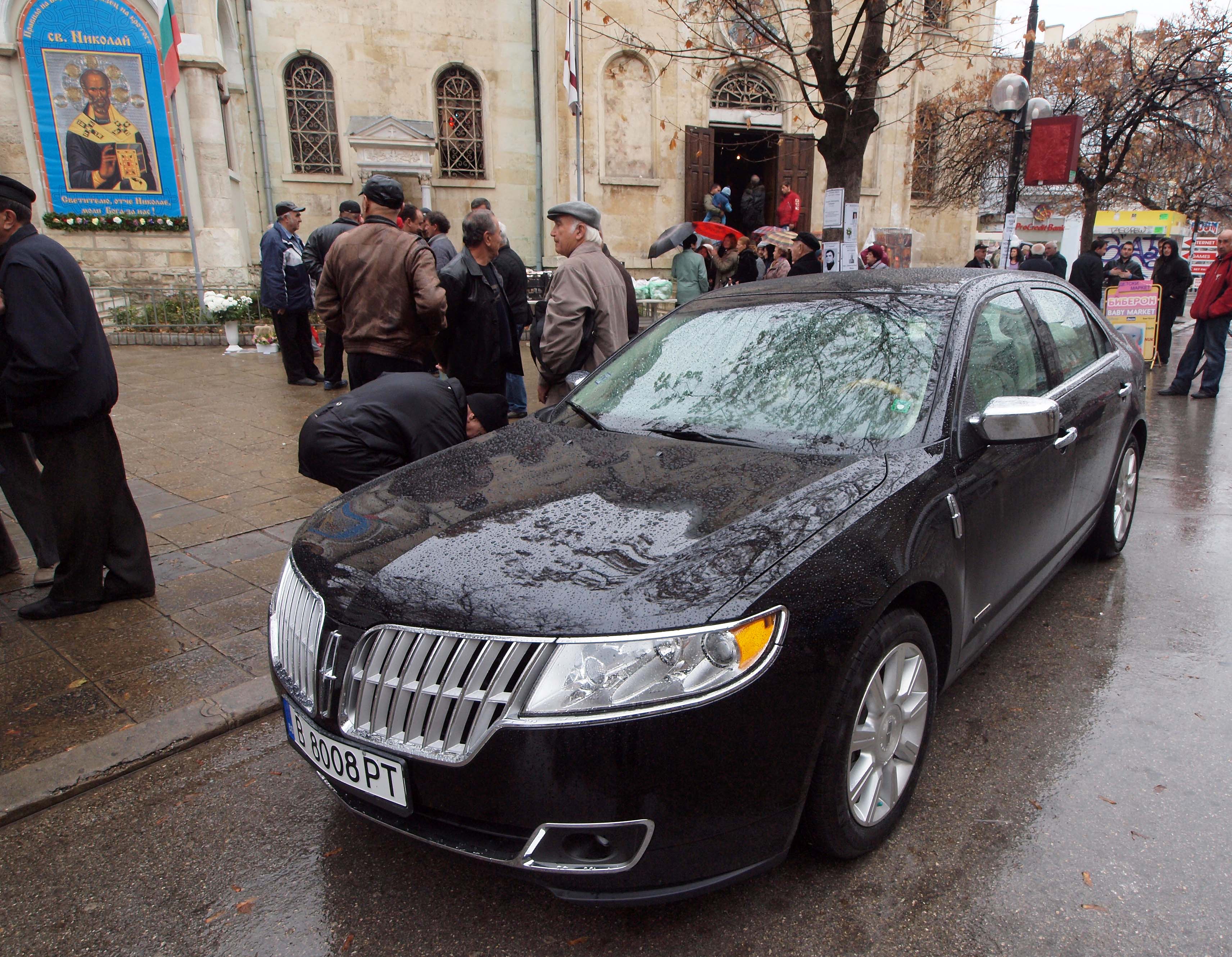 С луксозен автомобил „Линкълн” се появи вчера митрополит Кирил