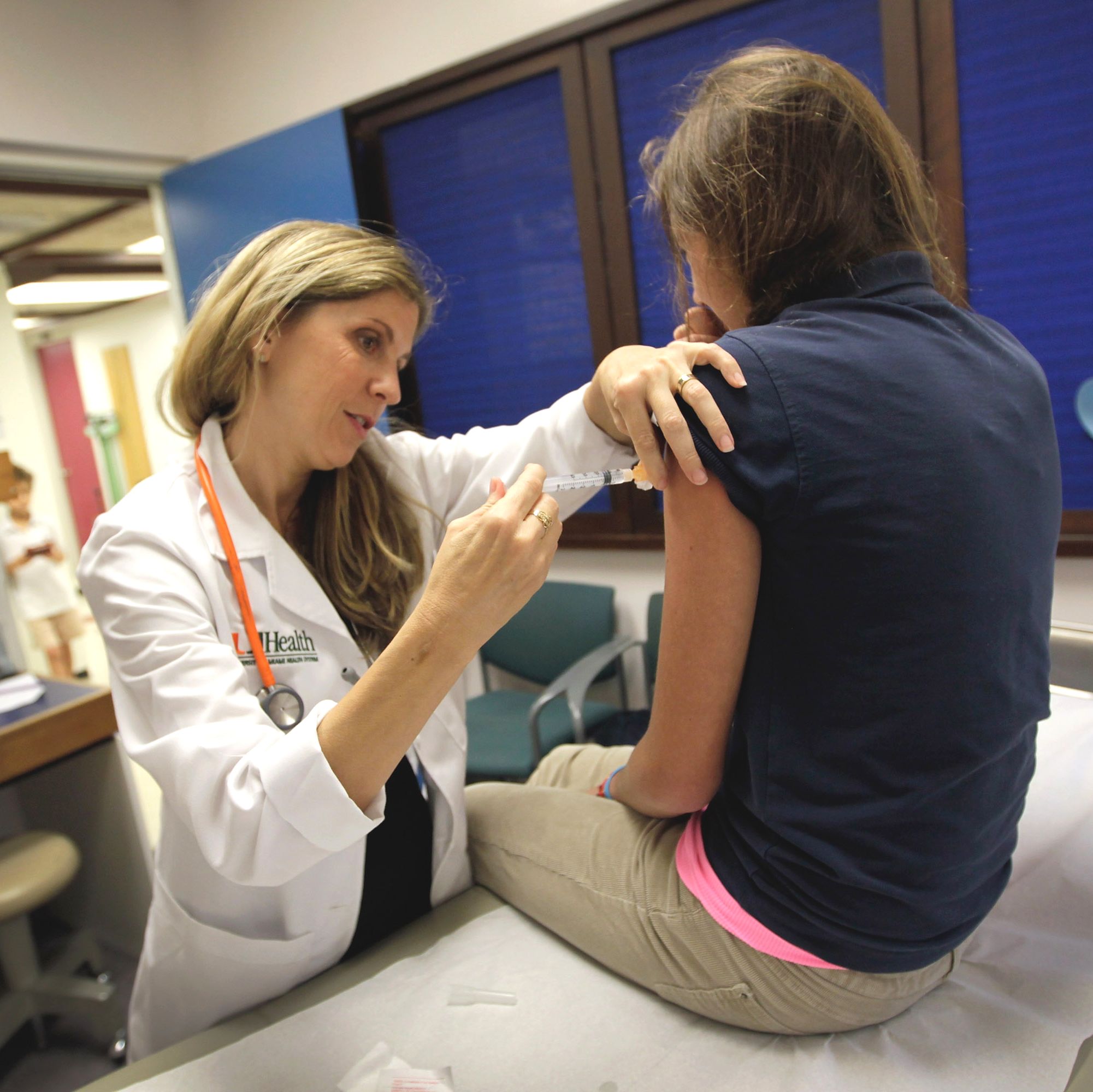 Държавата ще ваксинира 75% от 12-годишните момичета срещу рак на маточната шийка