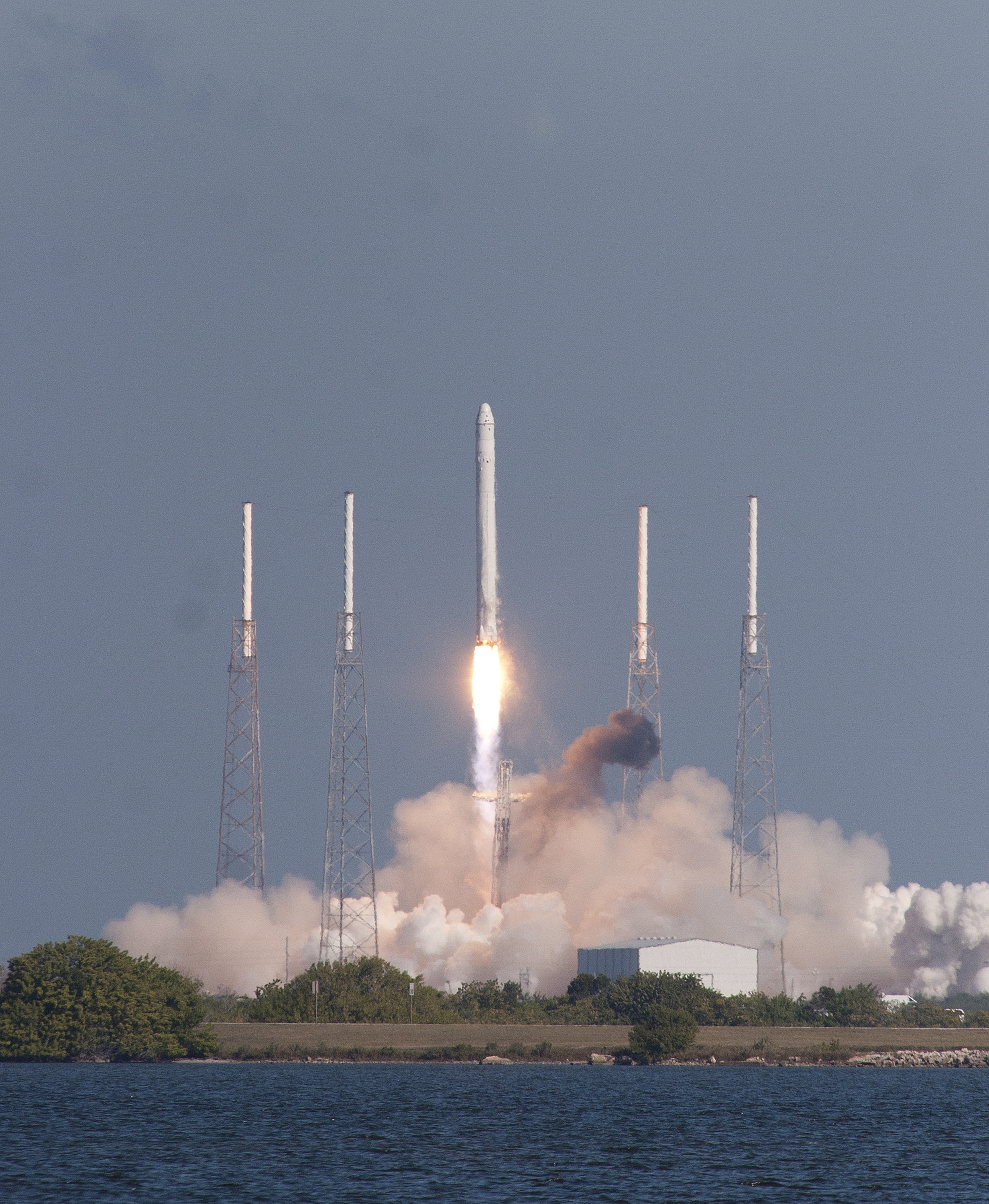 ”SpaceX” използва ракети ”Фалкон-9” за изстрелване на спътници и на товарния кораб ”Дракон”